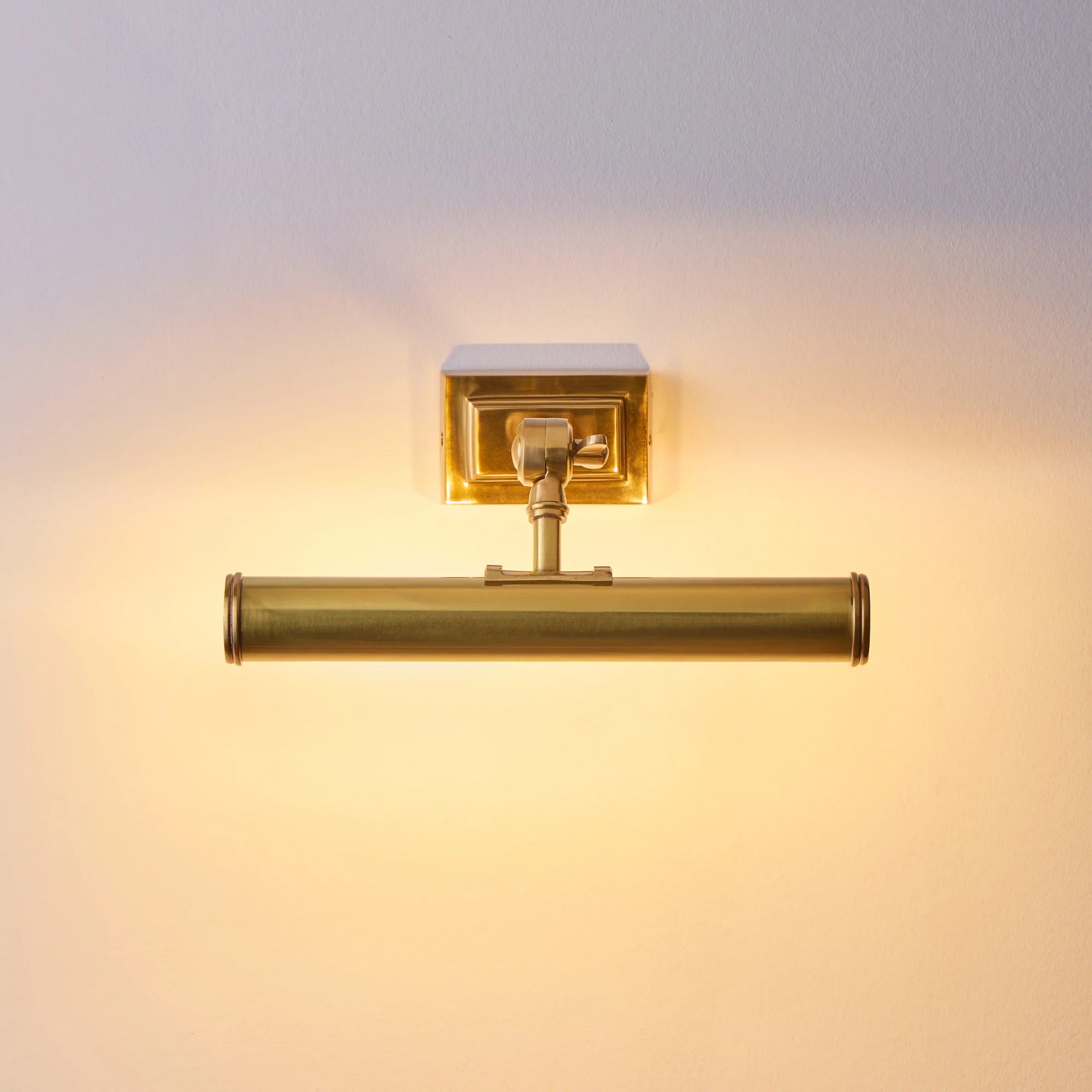 Smaller Pitcheroo picture light in antique brass - Image 3