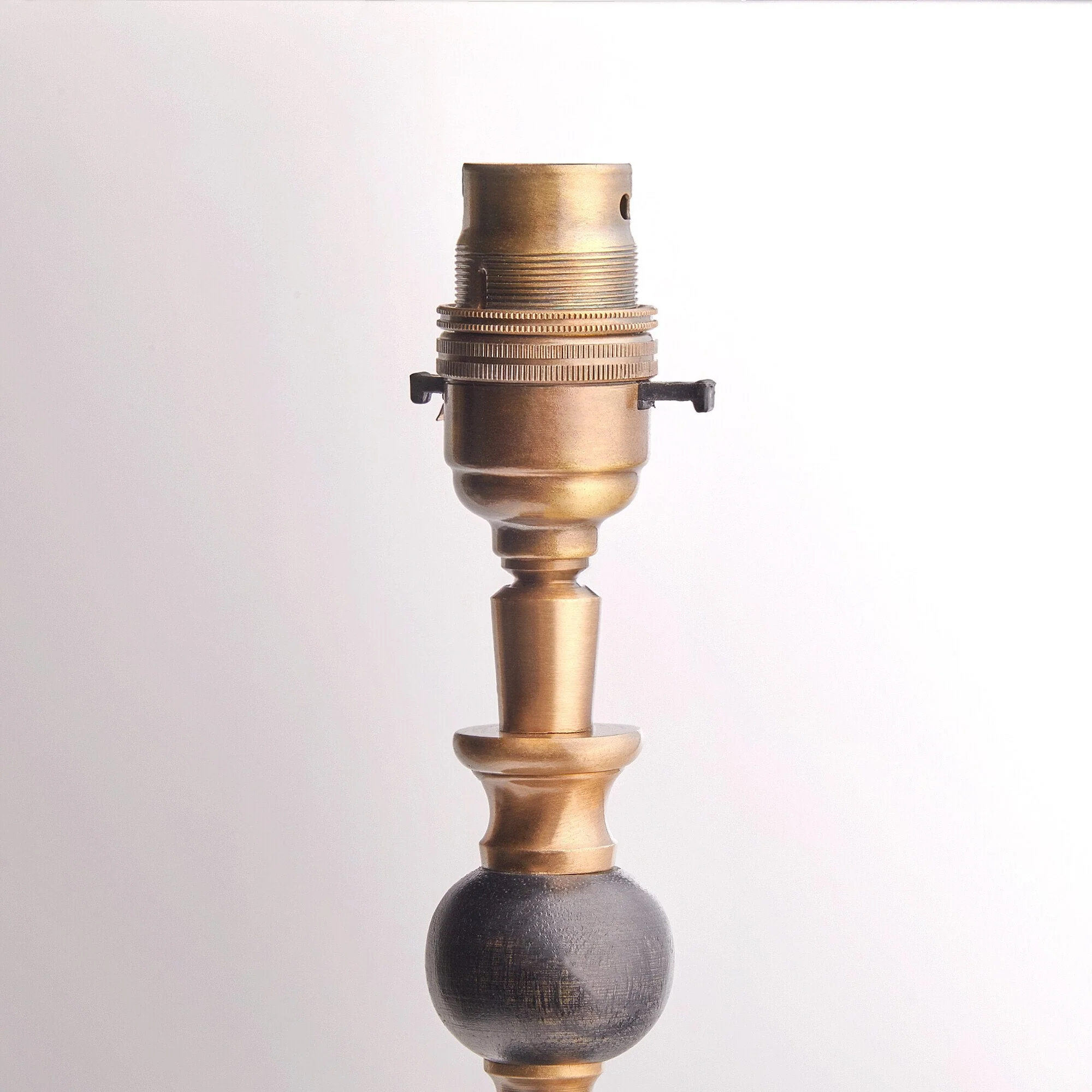 Smaller Rosie table lamp in wood and brass - Image 5