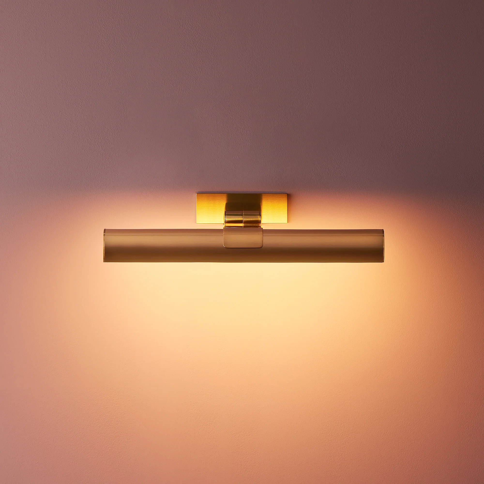 Smaller Seurat rechargeable picture light in antique brass - Image 2