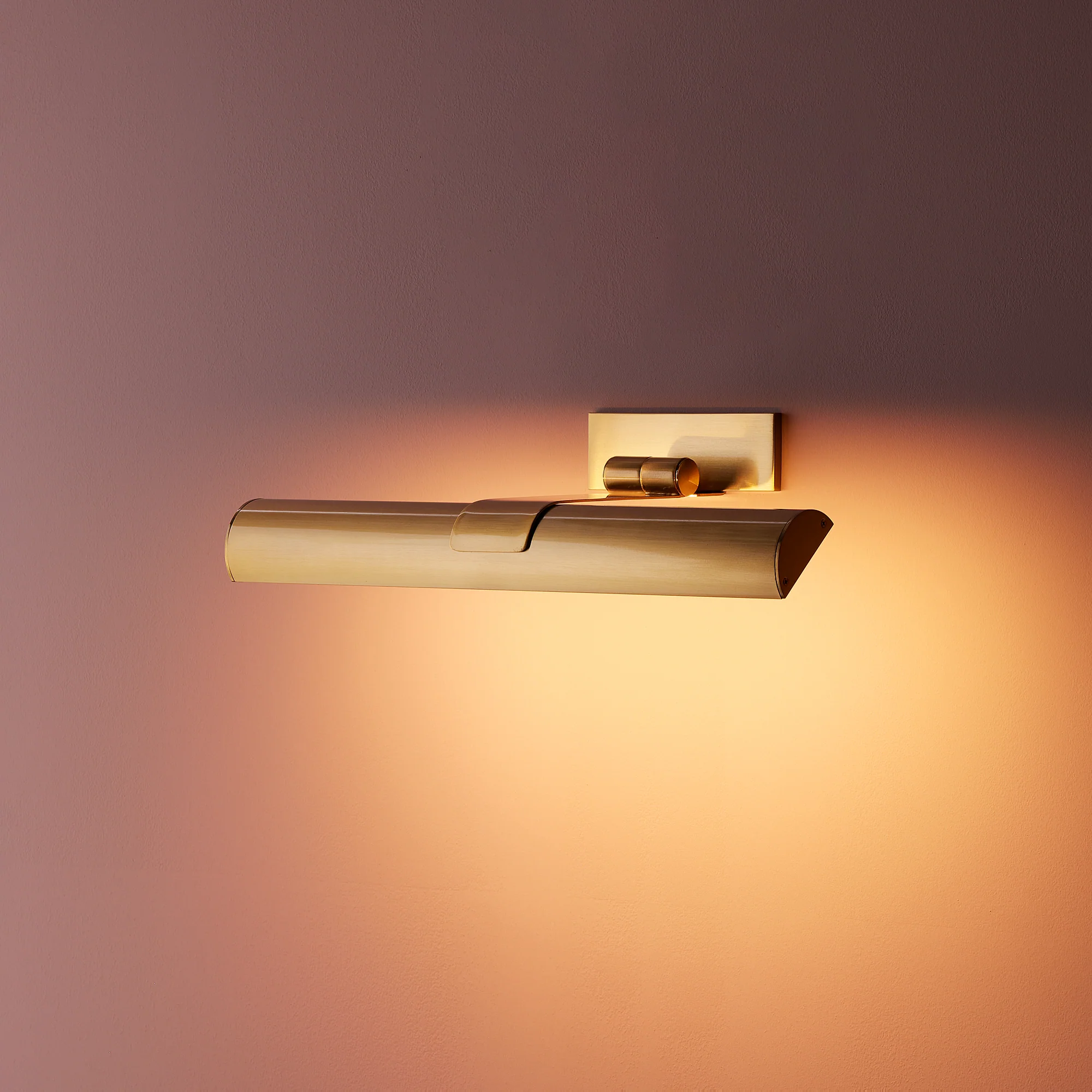 Smaller Seurat rechargeable picture light in antique brass - Image 9