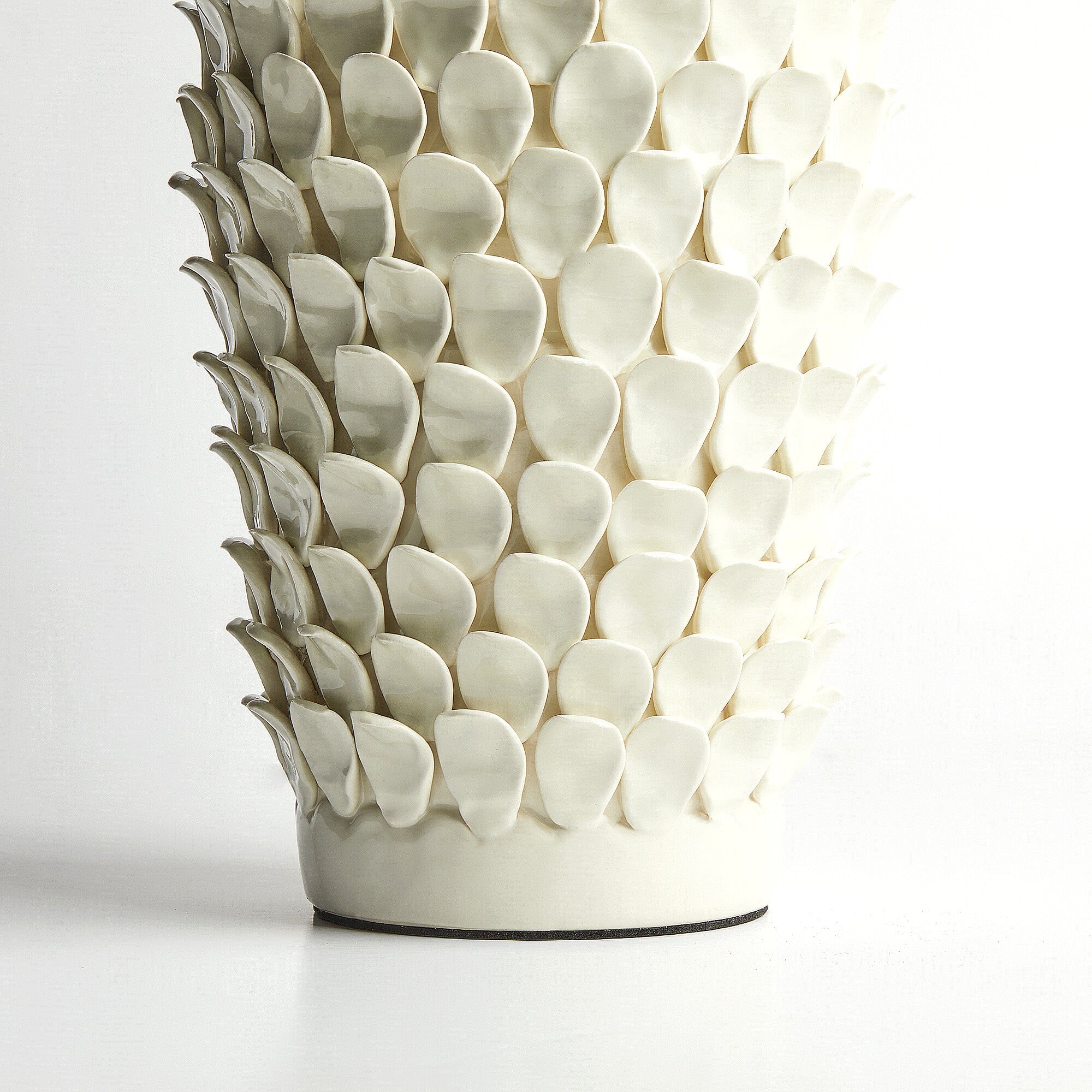 Smaller Stucco table lamp in stone - Image 5