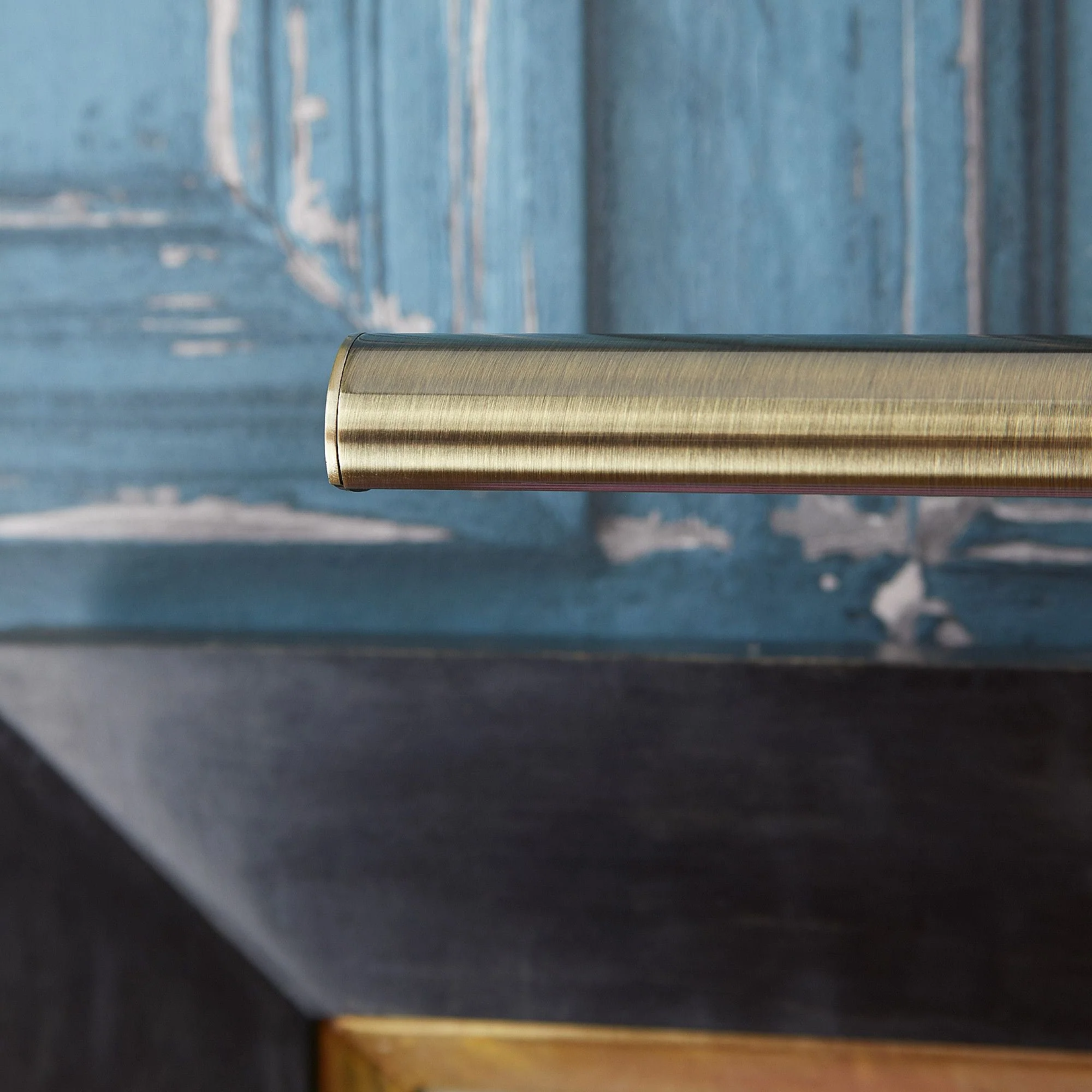 Smaller Turner picture light in antique brass finish - Image 4