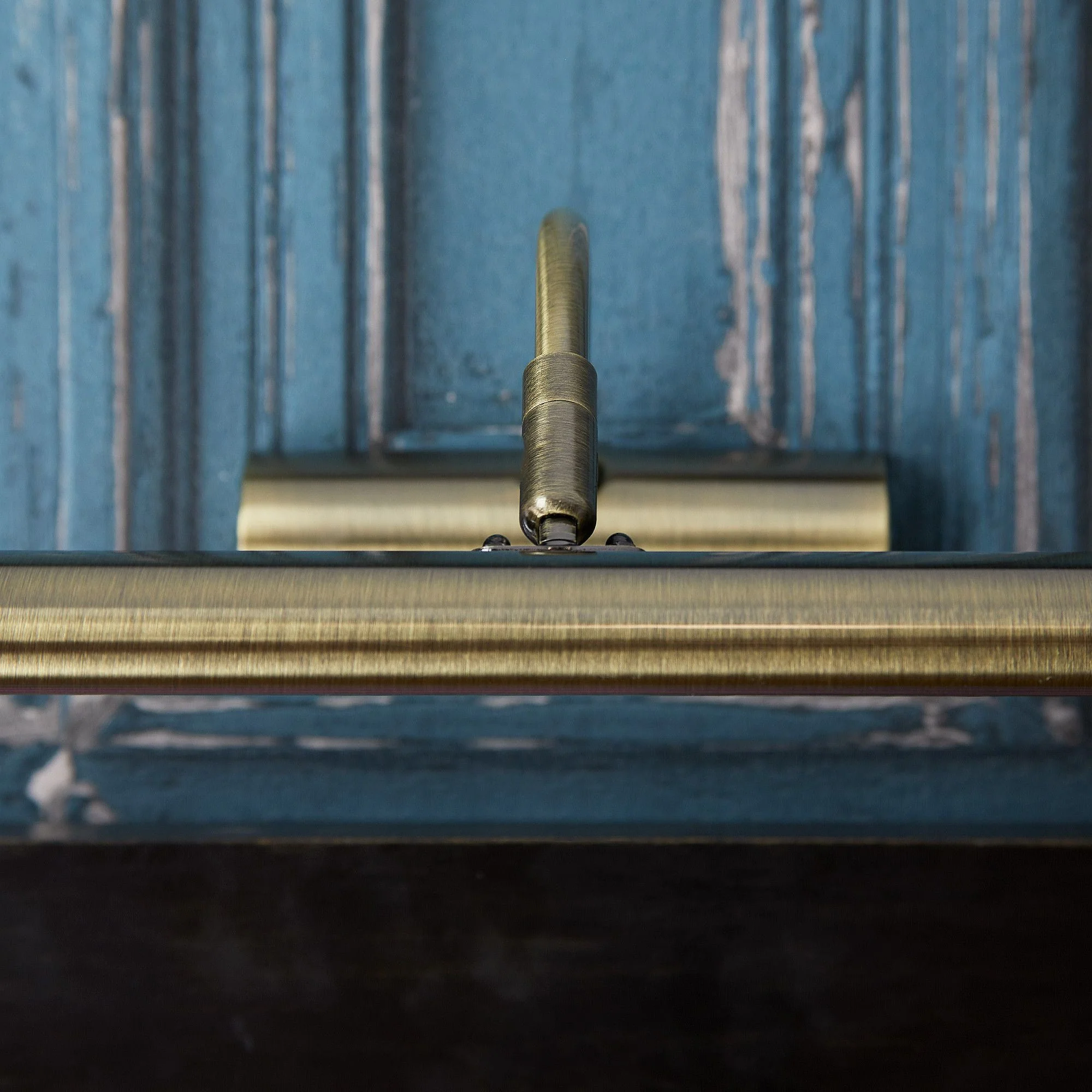Smaller Turner picture light in antique brass finish - Image 5