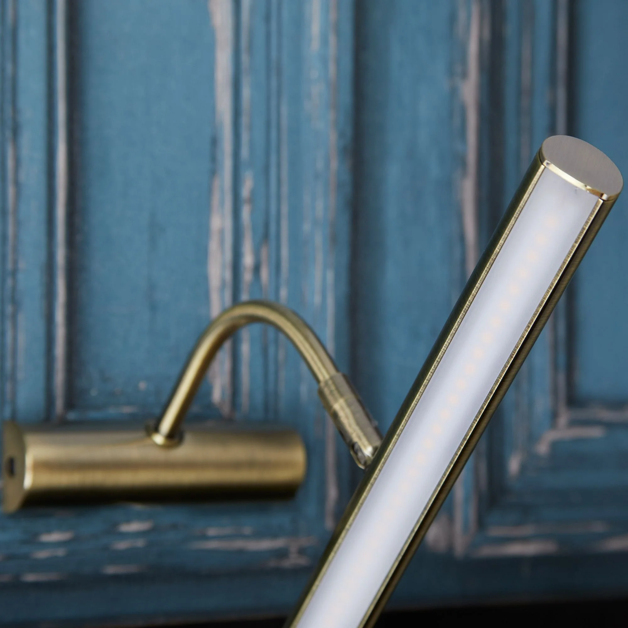 Smaller Turner picture light in antique brass finish - Image 6