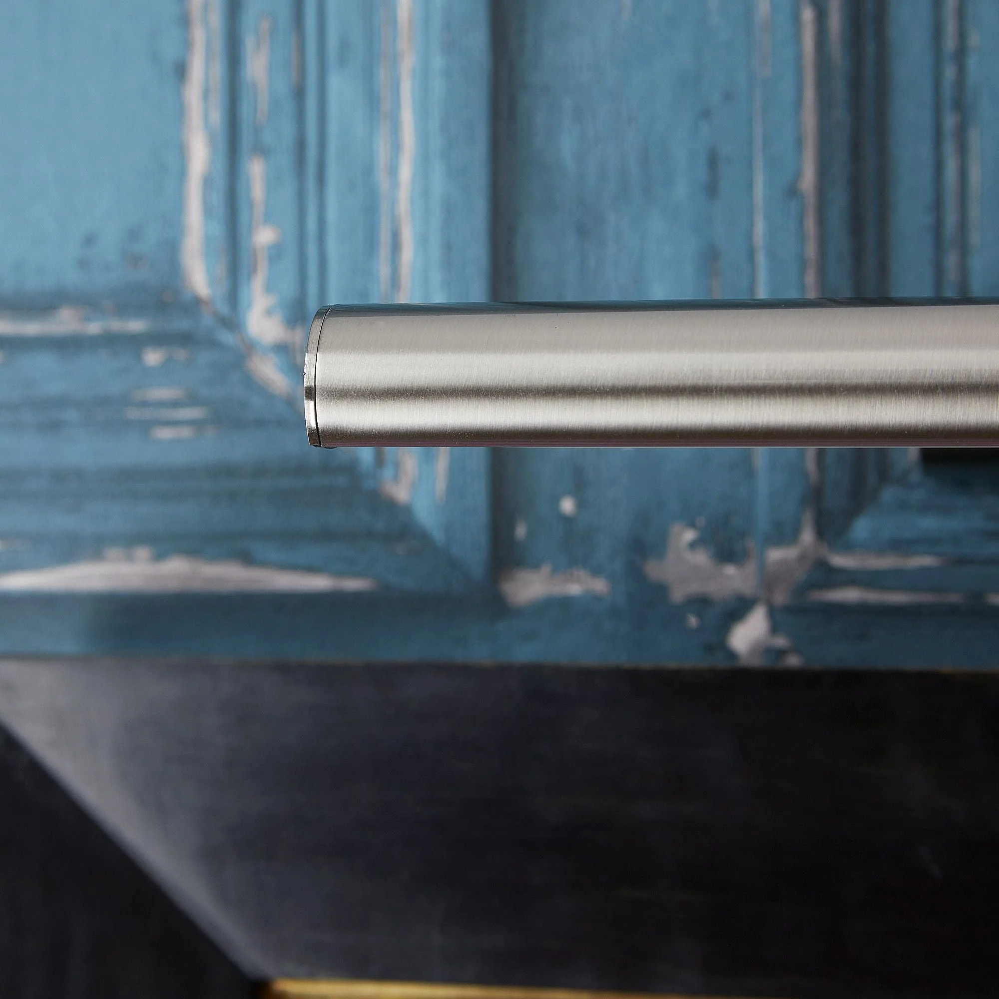 Smaller Turner picture light in brushed chrome finish - Image 4