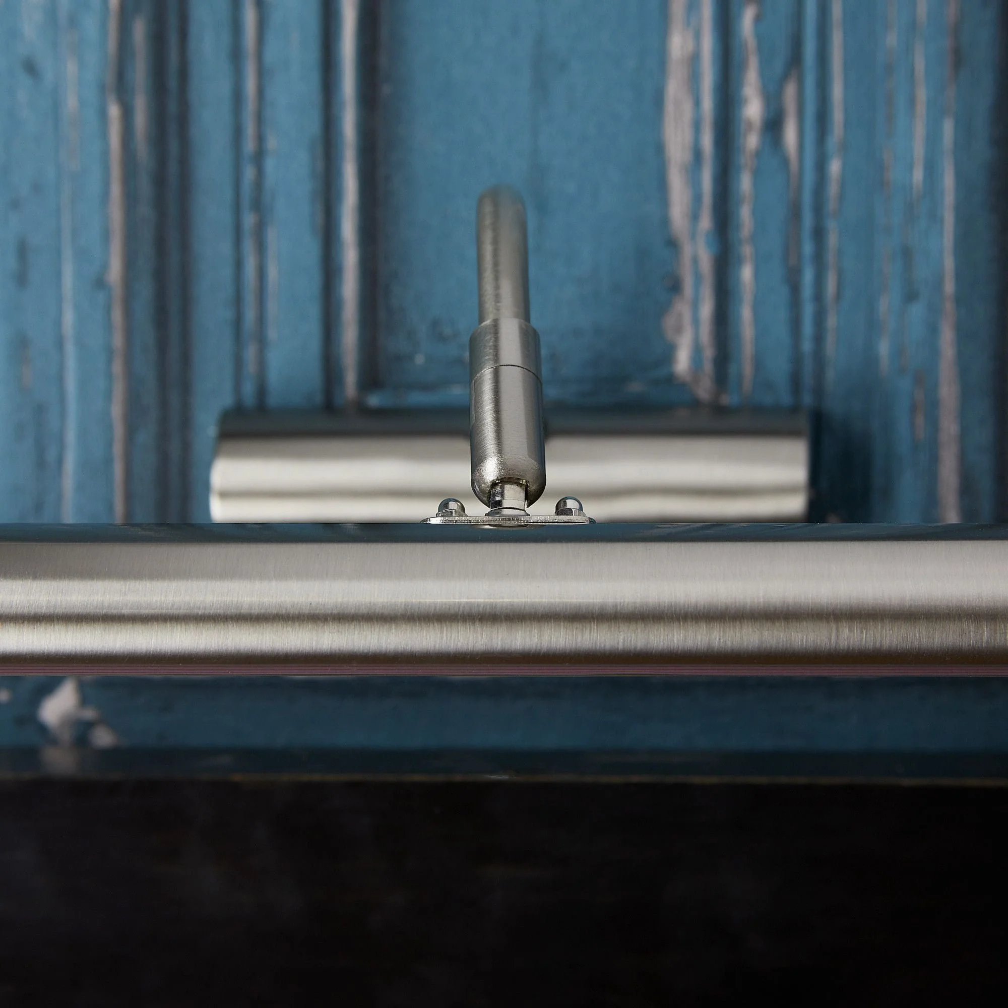 Smaller Turner picture light in brushed chrome finish - Image 5