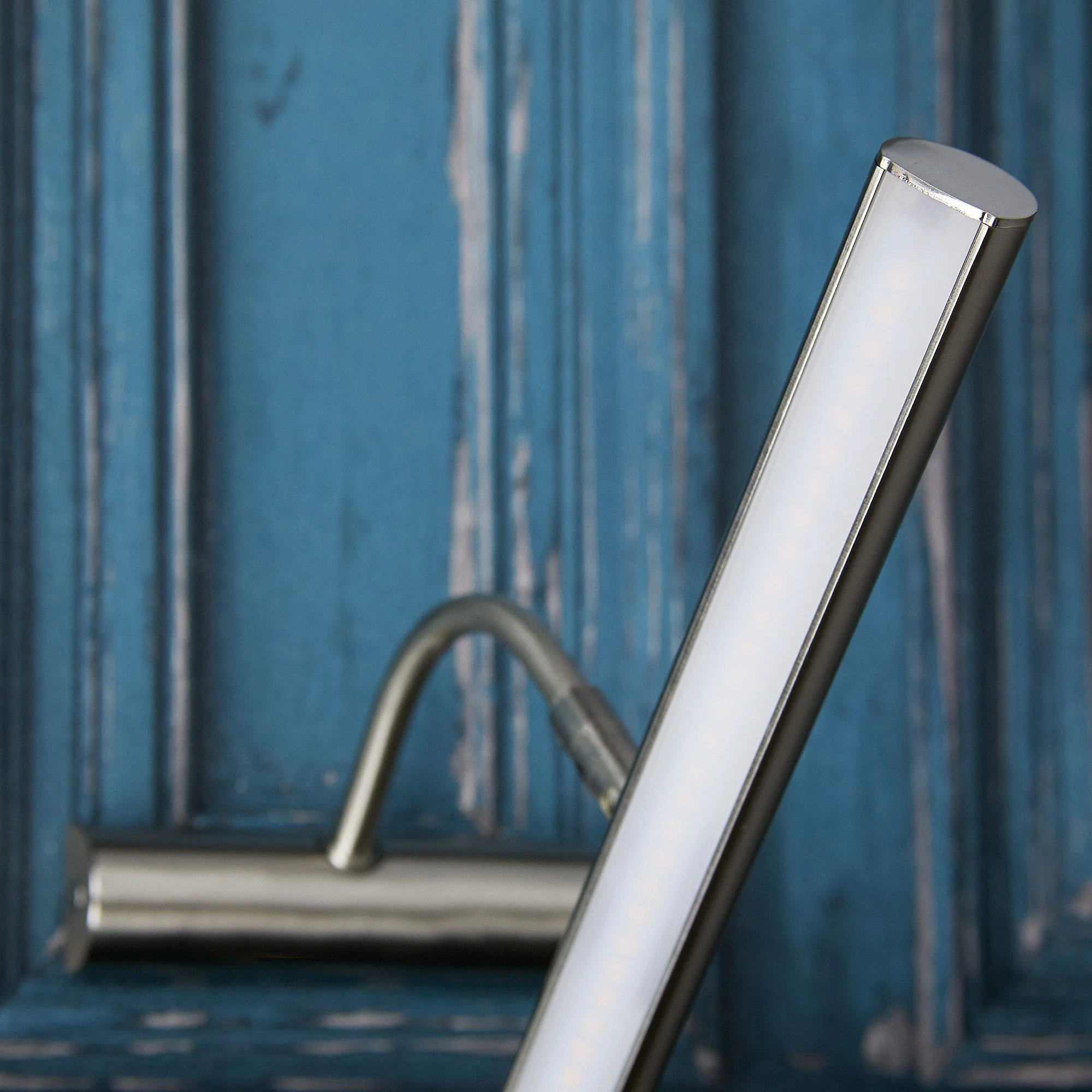 Smaller Turner picture light in brushed chrome finish - Image 6