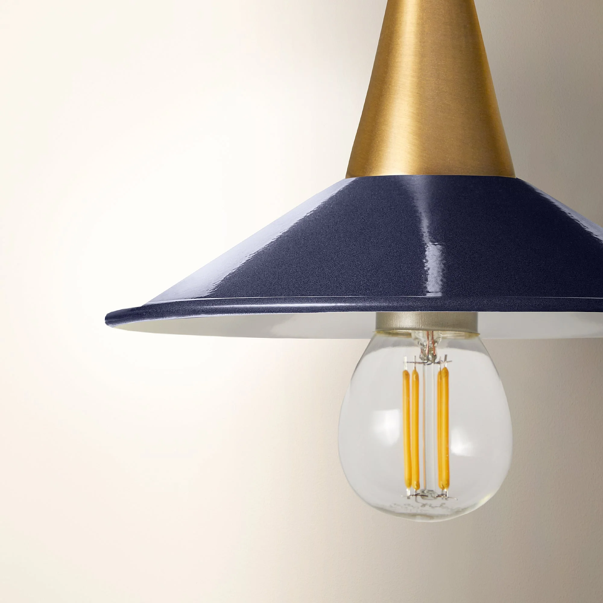 Smallest Cookie shade in black iris with stone interior - Image 3