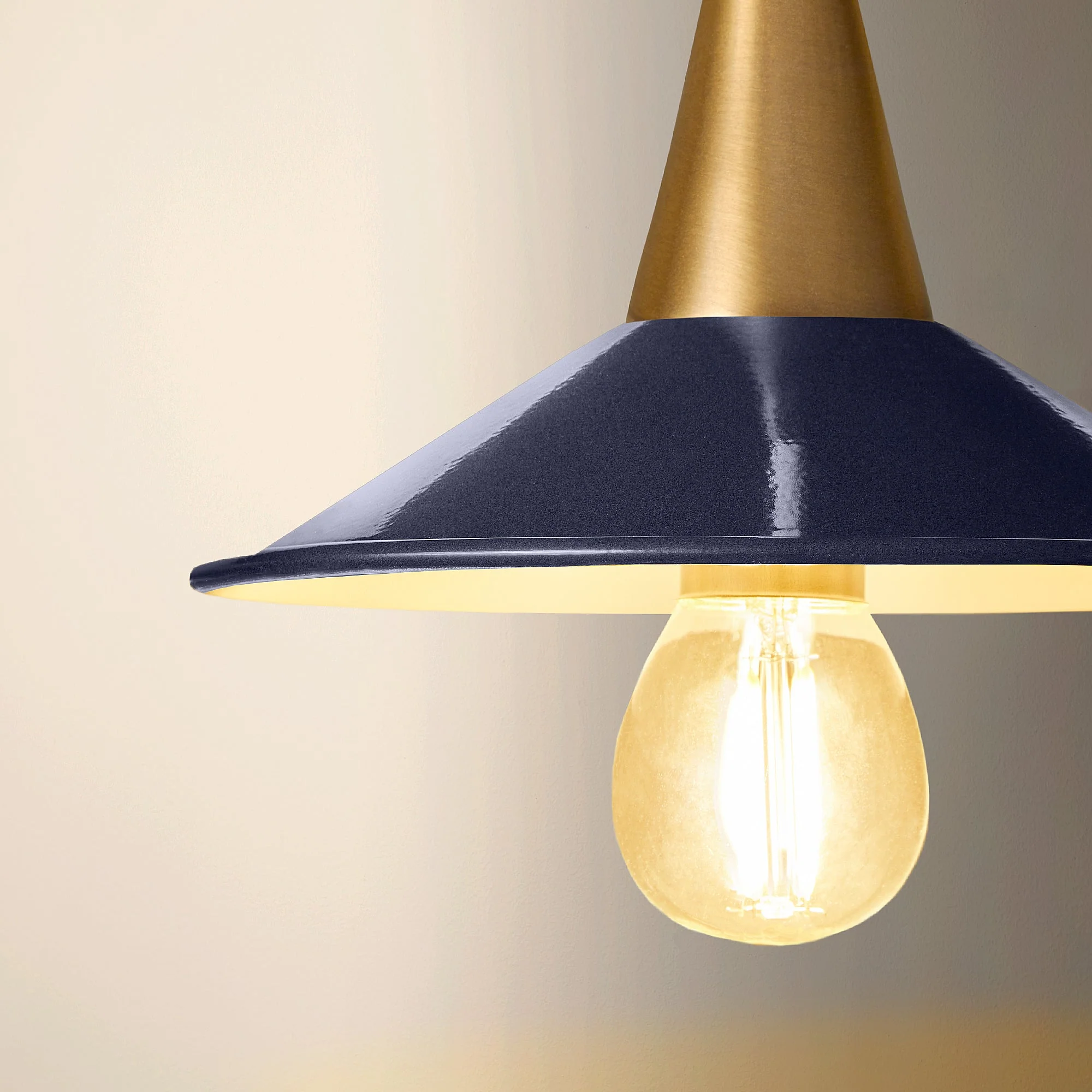 Smallest Cookie shade in black iris with stone interior - Image 4