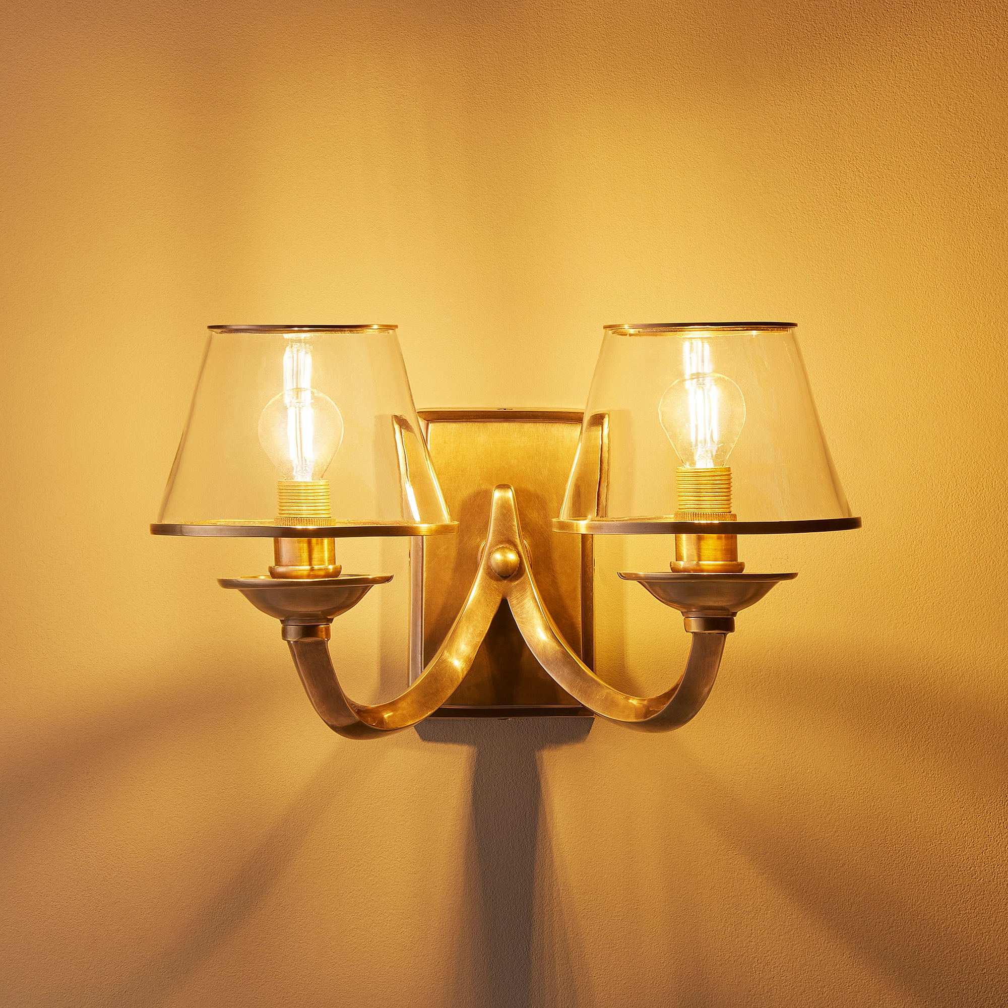 Sovana wall light in aged brass with glass shades - Image 8