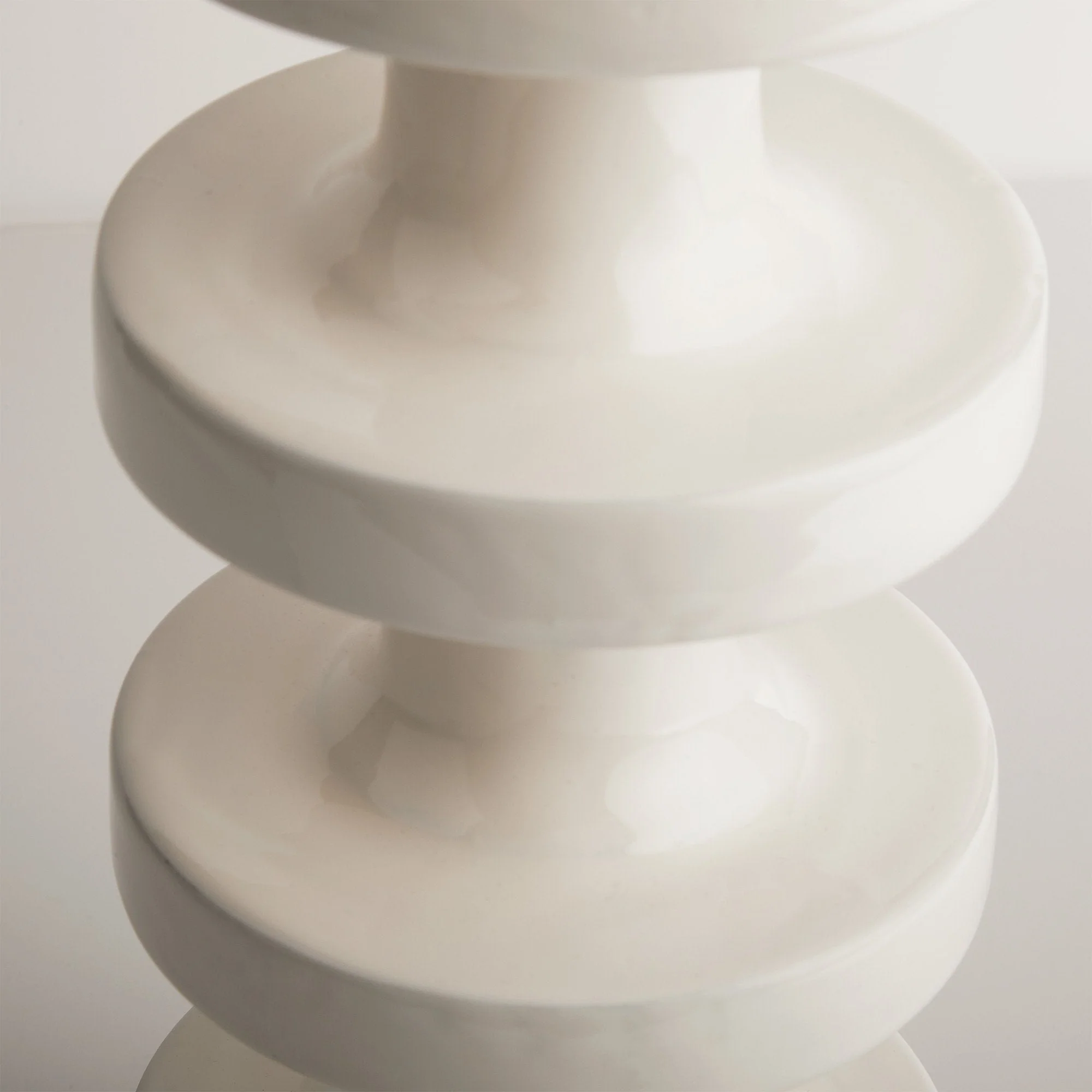 Spool table lamp in white lacquered wood - Image 4