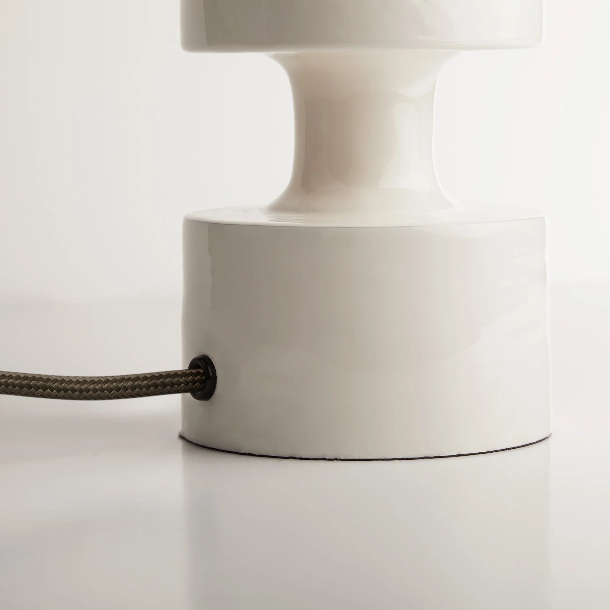 Spool table lamp in white lacquered wood - Image 6