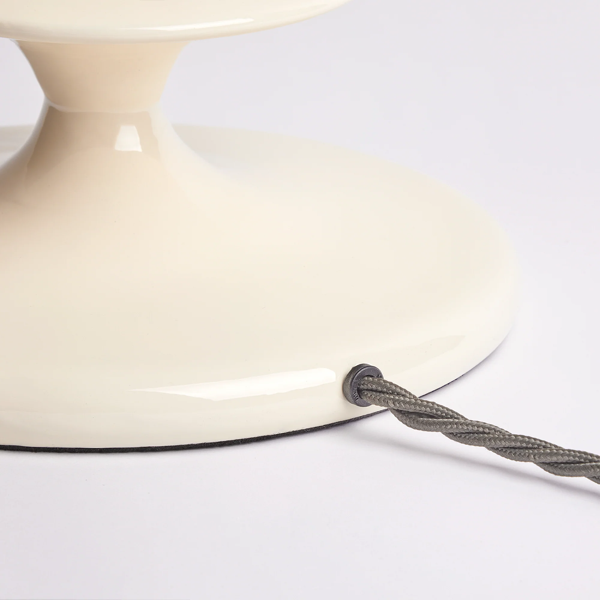 Squiffle table lamp in white lacquered wood - Image 9