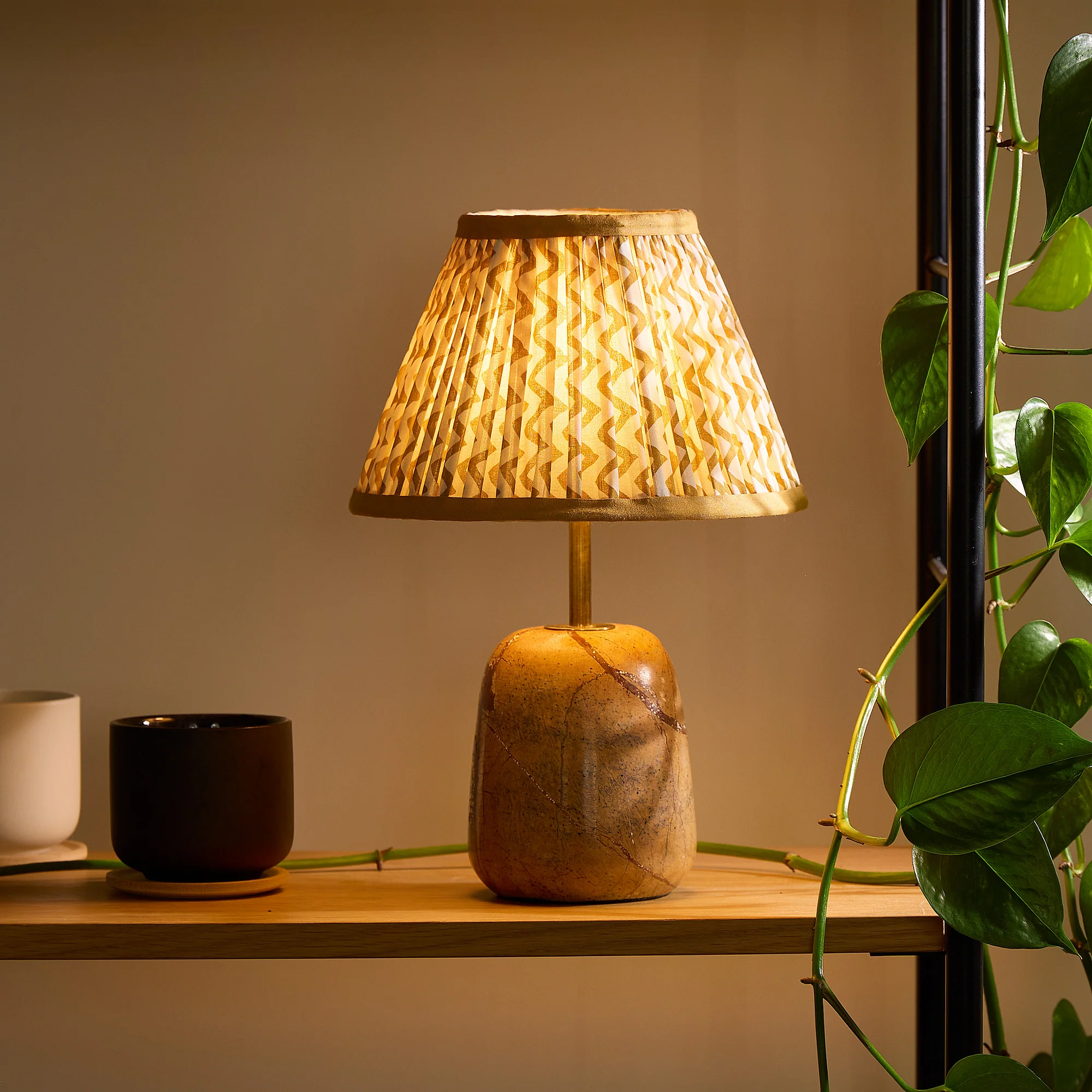 Thimble rechargeable table lamp in natural marble - Image 2