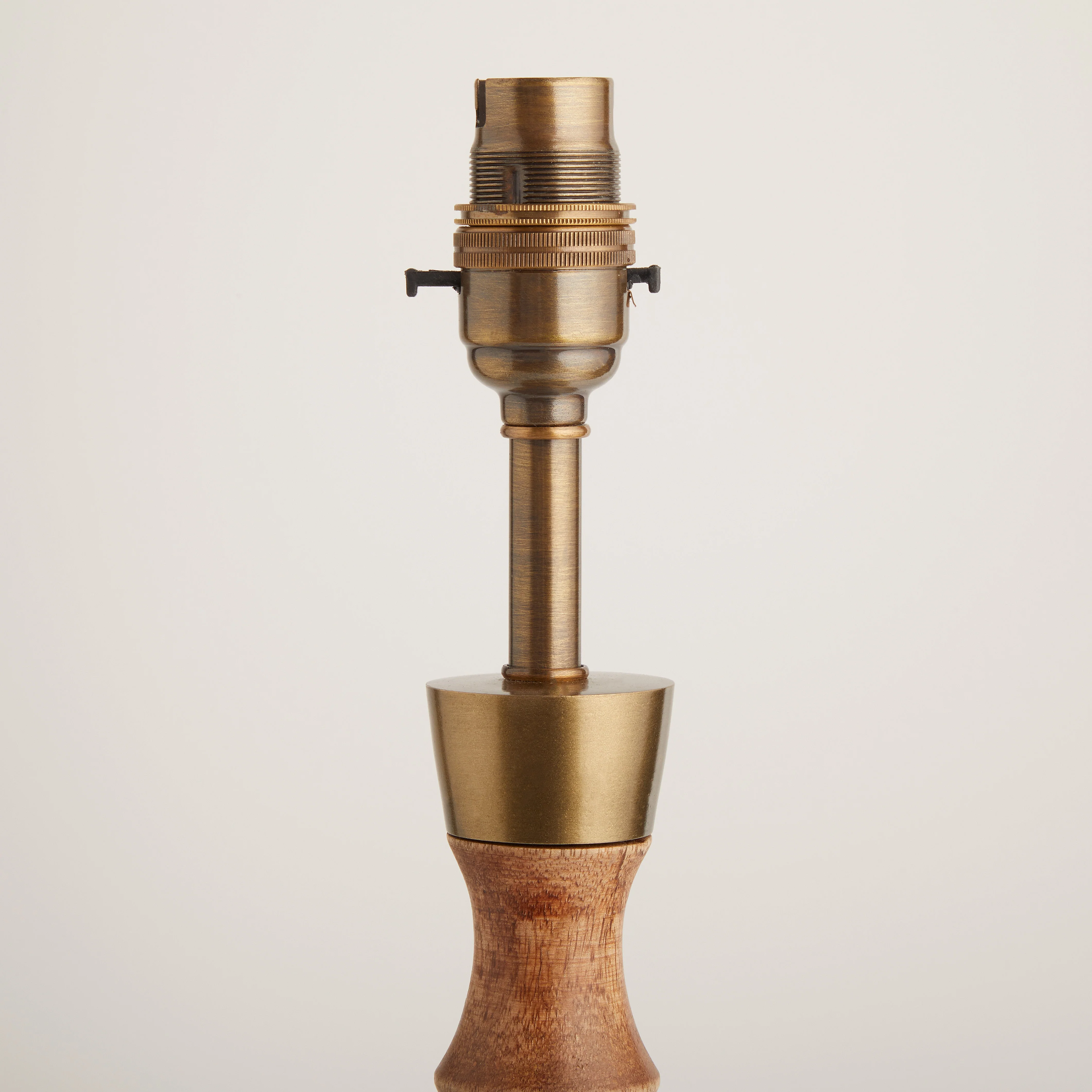 Tinto table lamp in natural wood and antique brass - Image 6