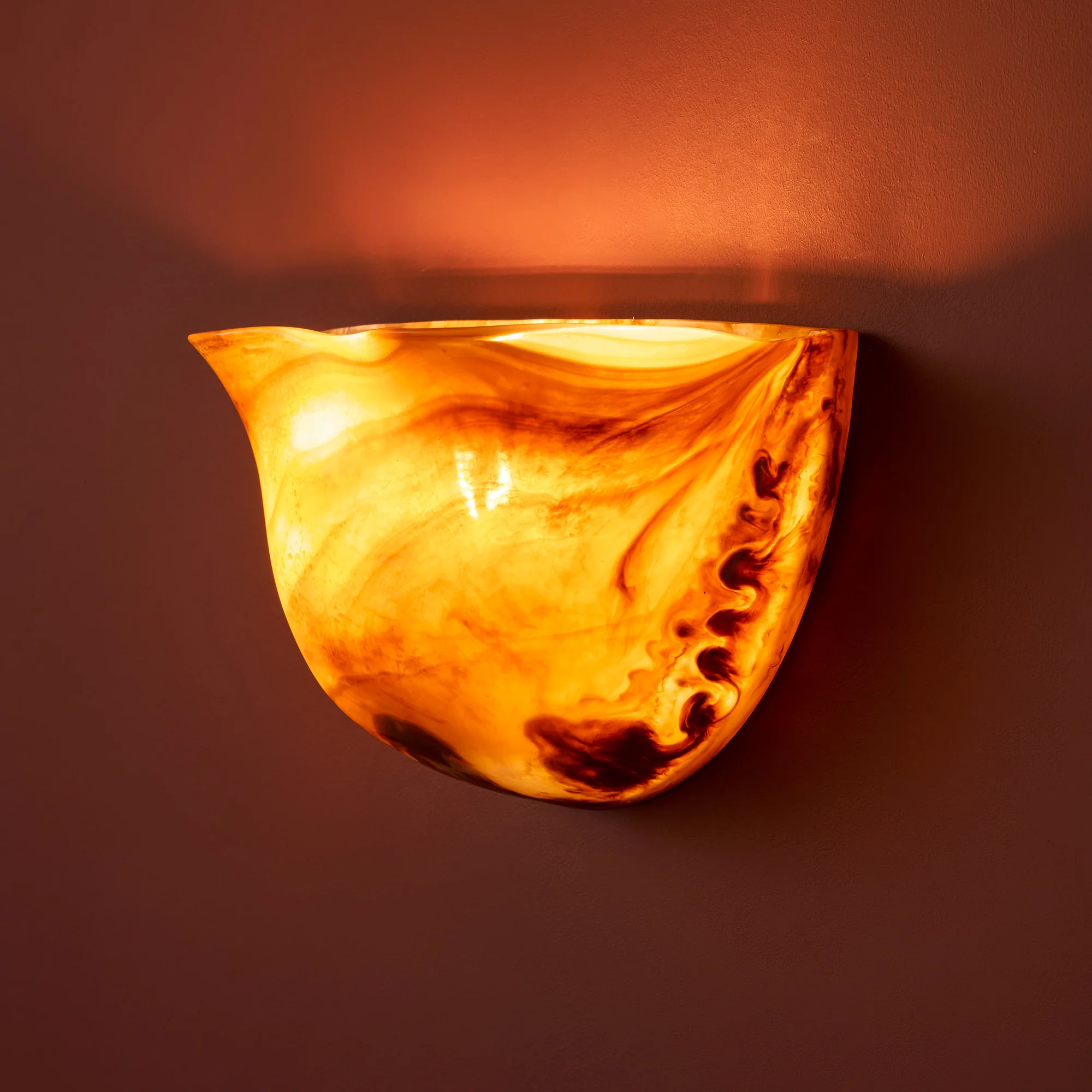 Toby wall light in tortoiseshell resin - Image 2