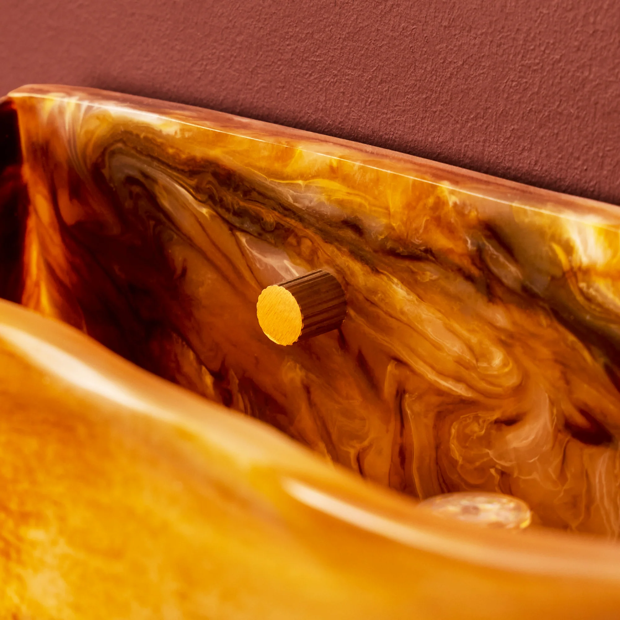 Toby wall light in tortoiseshell resin - Image 3