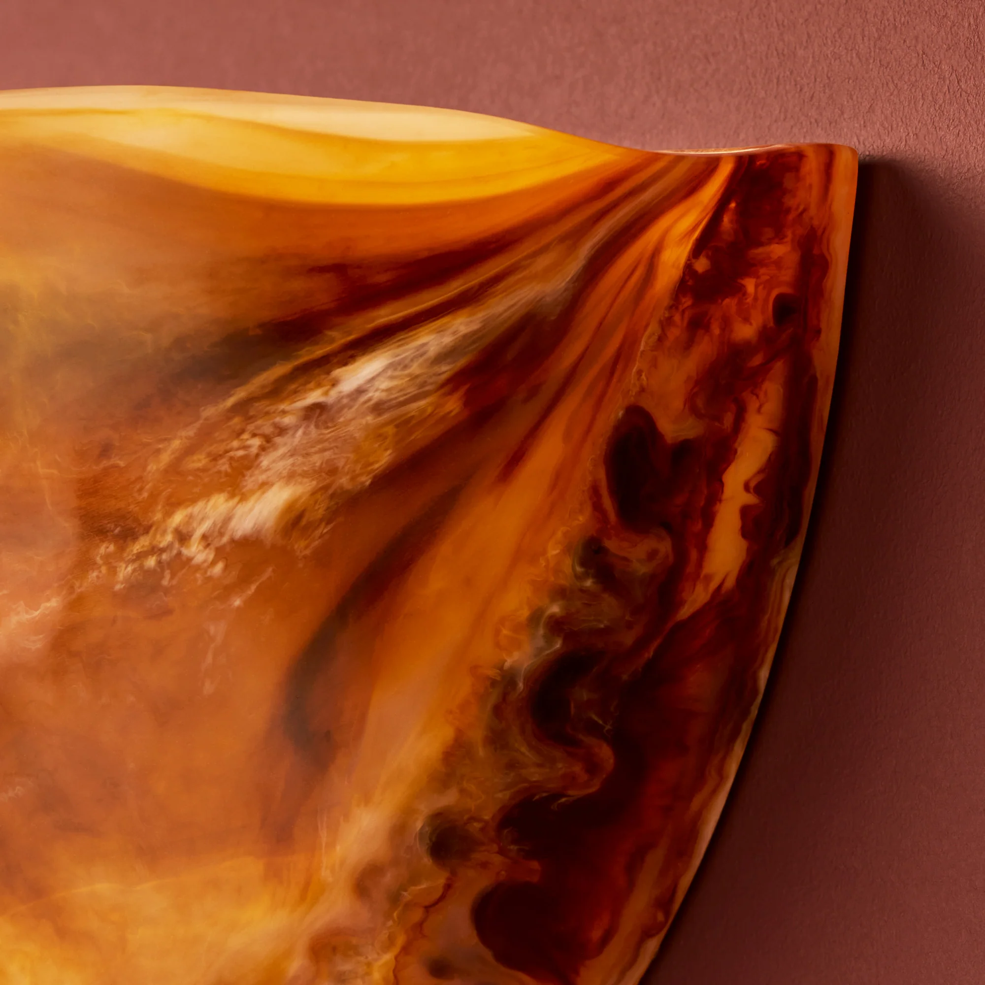 Toby wall light in tortoiseshell resin - Image 8