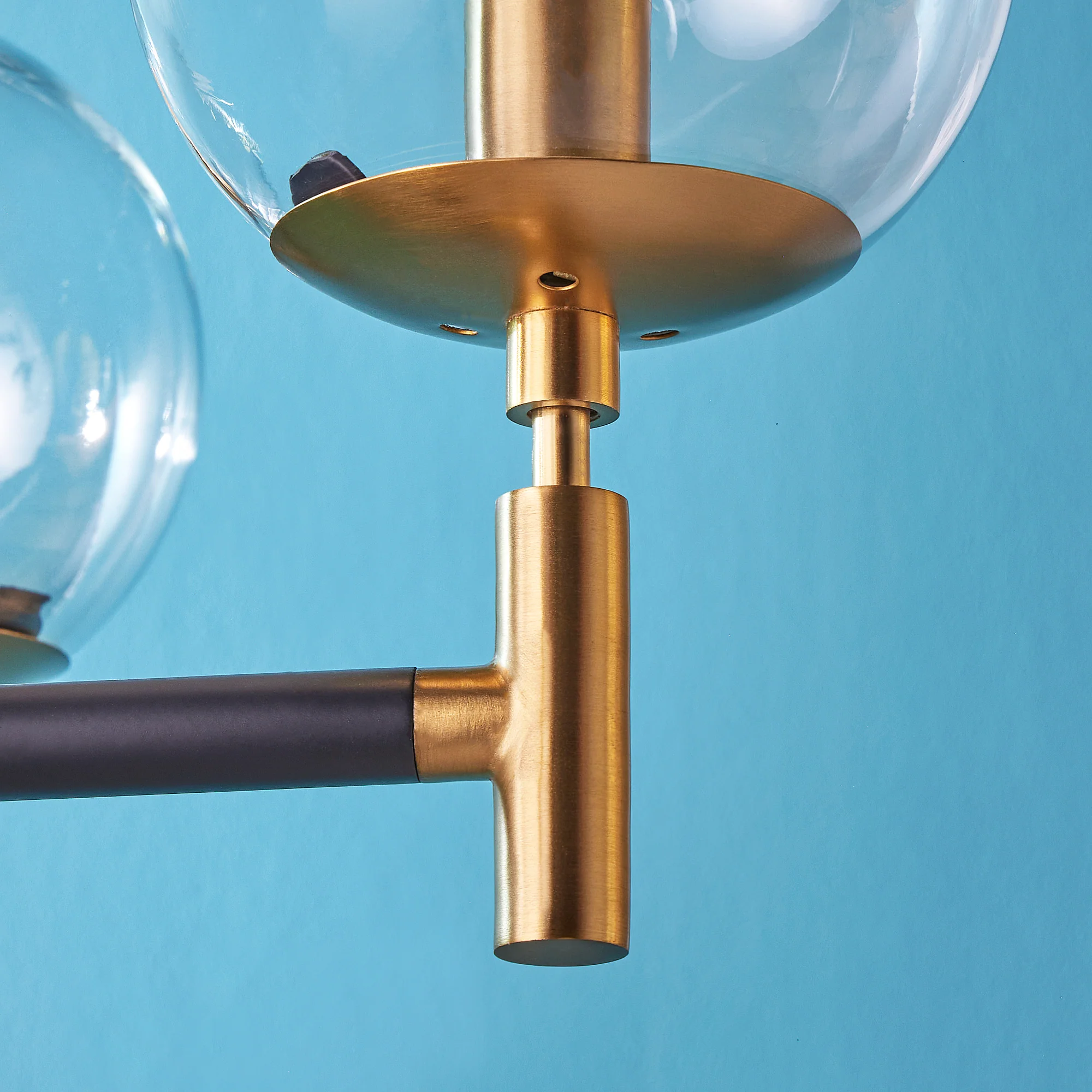 Tom chandelier in black and brushed gold - Image 5