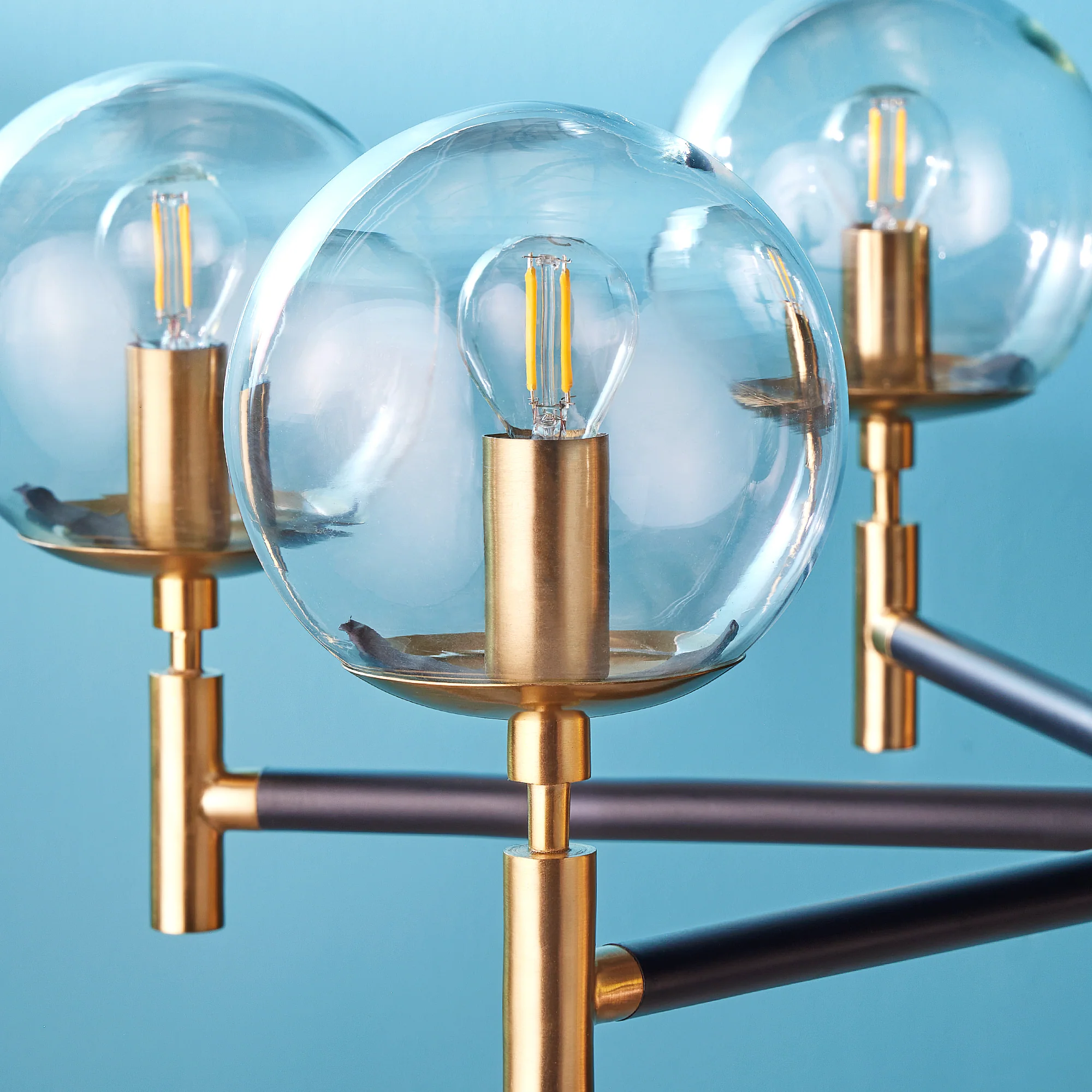 Tom chandelier in black and brushed gold - Image 7