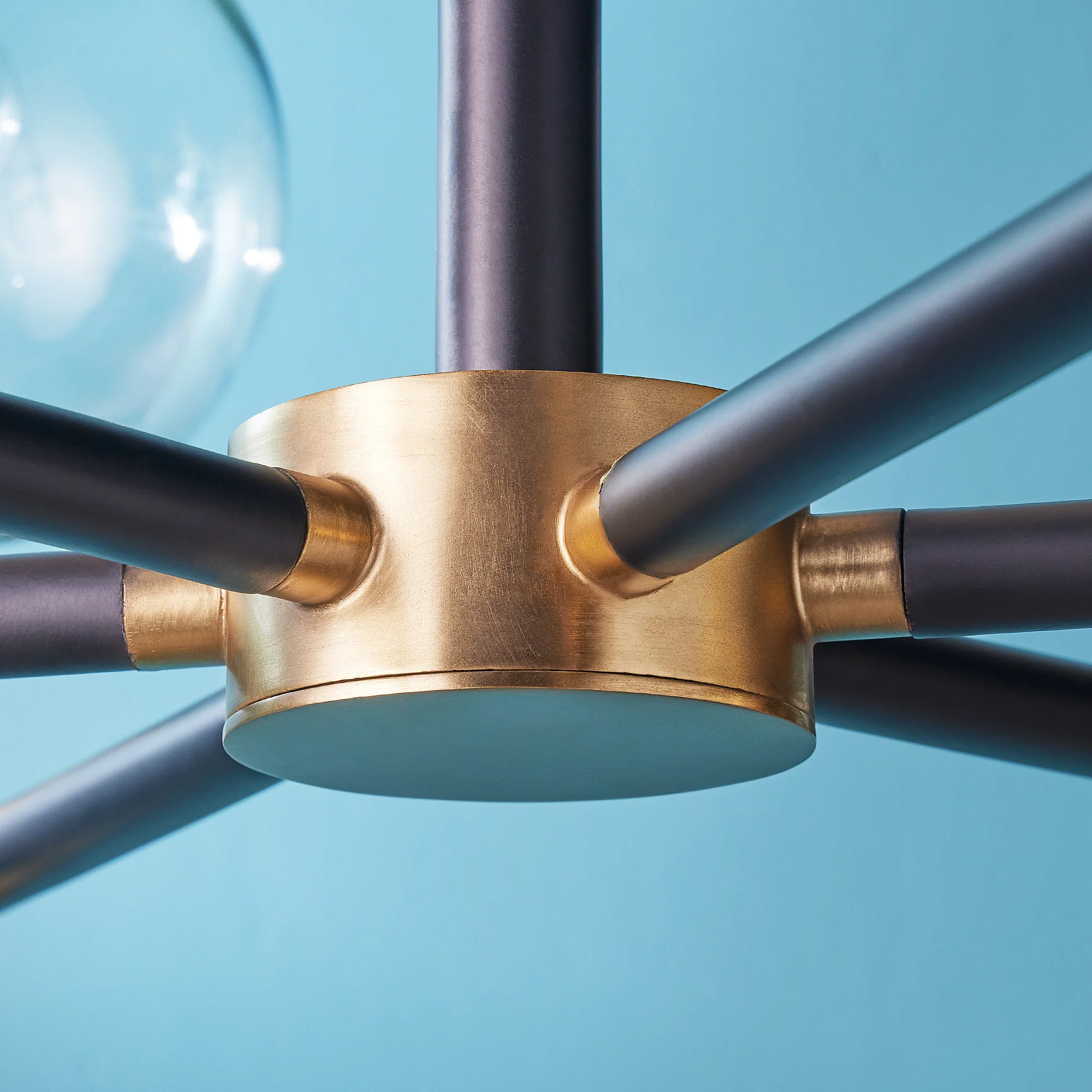 Tom chandelier in black and brushed gold - Image 8