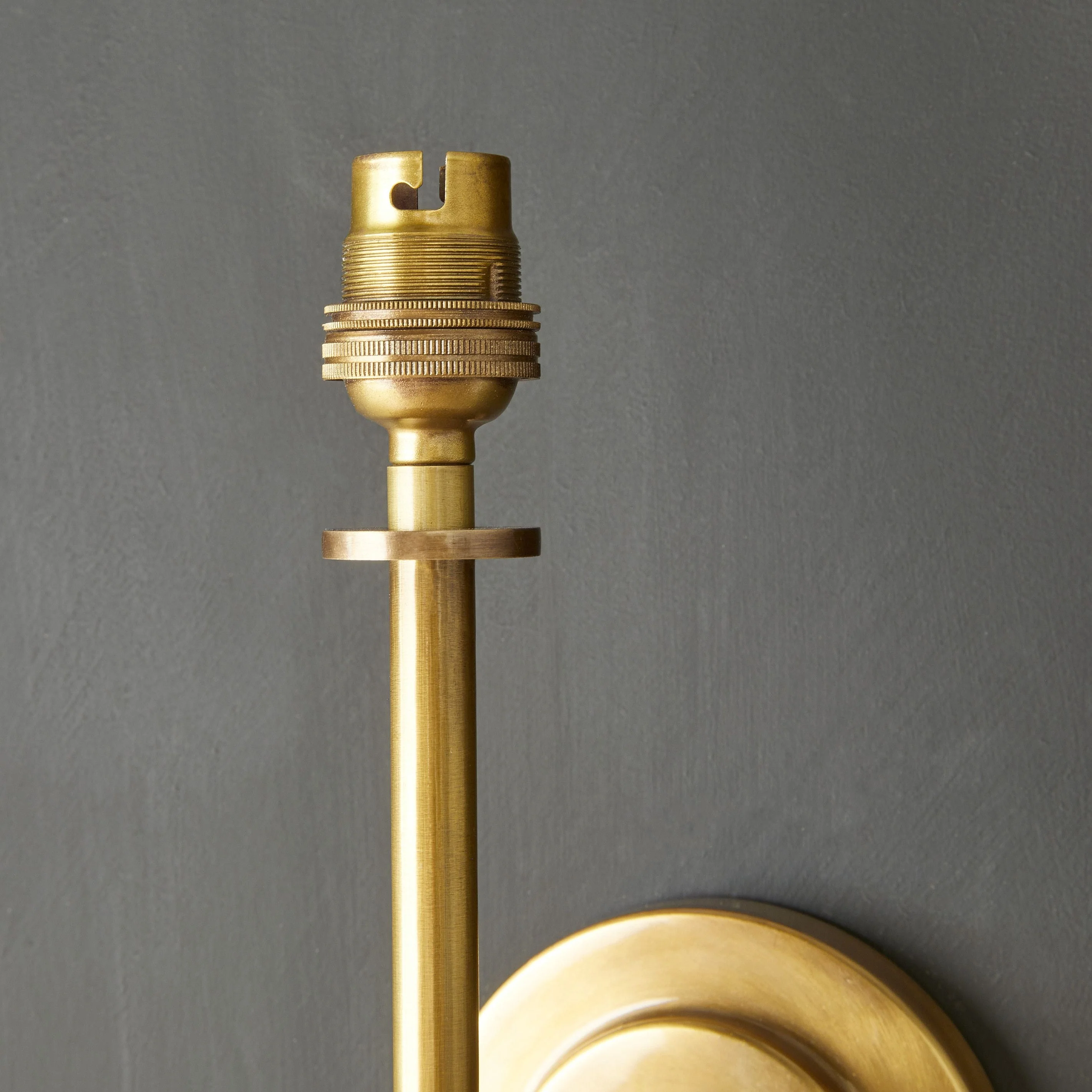 Tremmers wall fitting in antique brass - Image 4