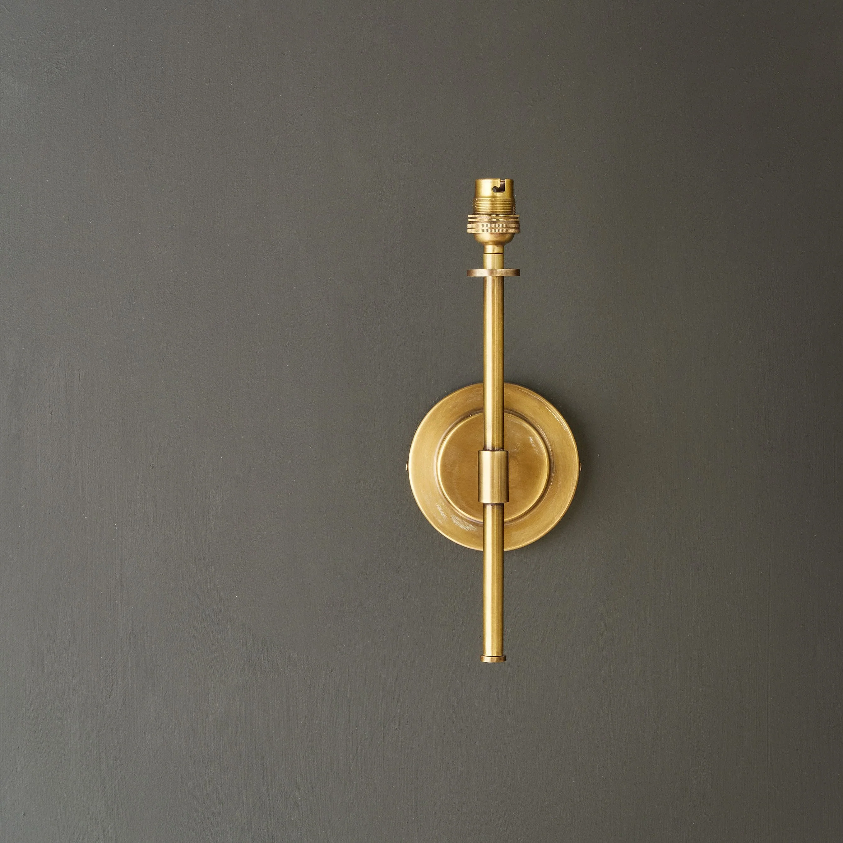 Tremmers wall fitting in antique brass - Image 5