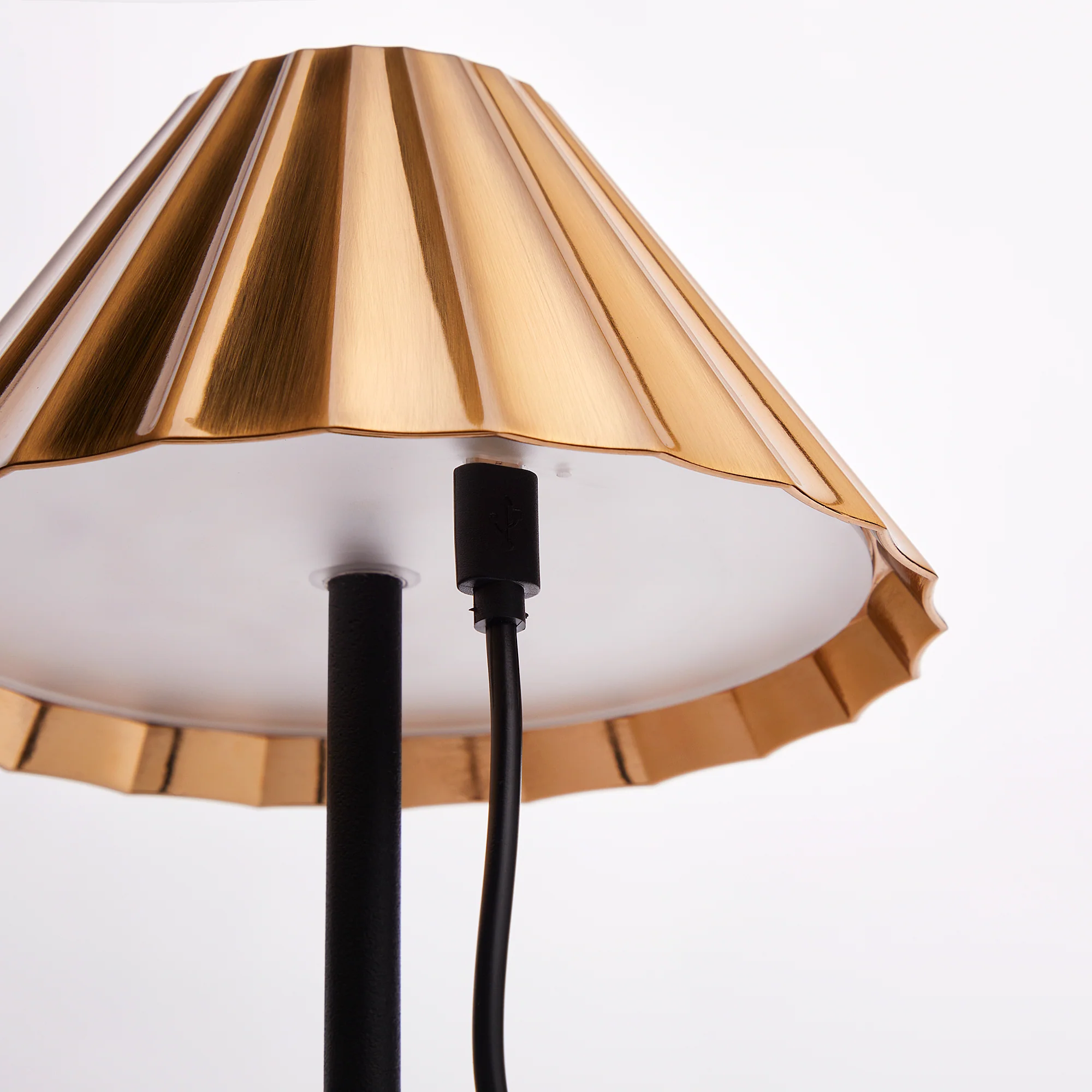 Twinky rechargeable floor lamp in black with a brass hood - Image 10