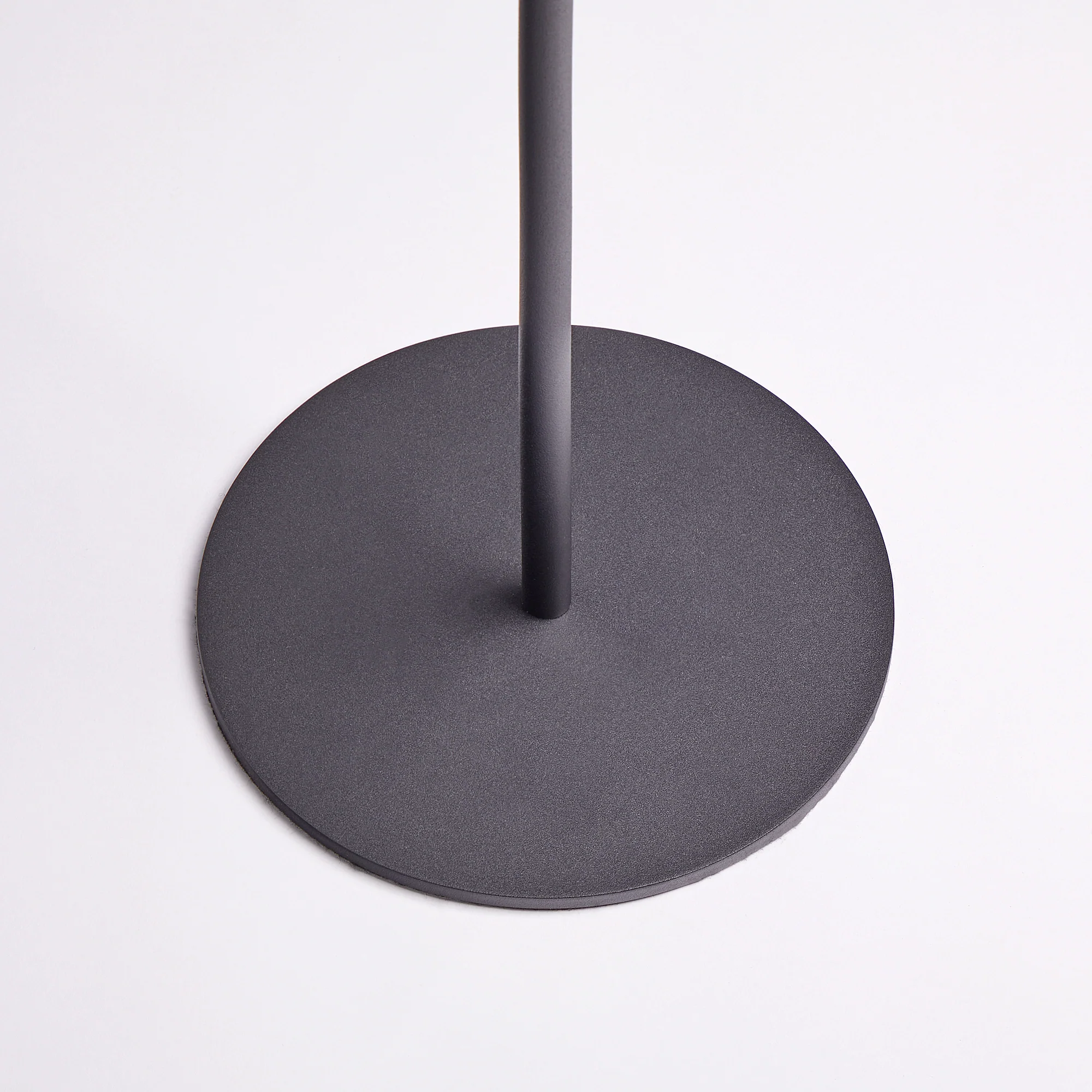 Twinky rechargeable floor lamp in black with a brass hood - Image 3