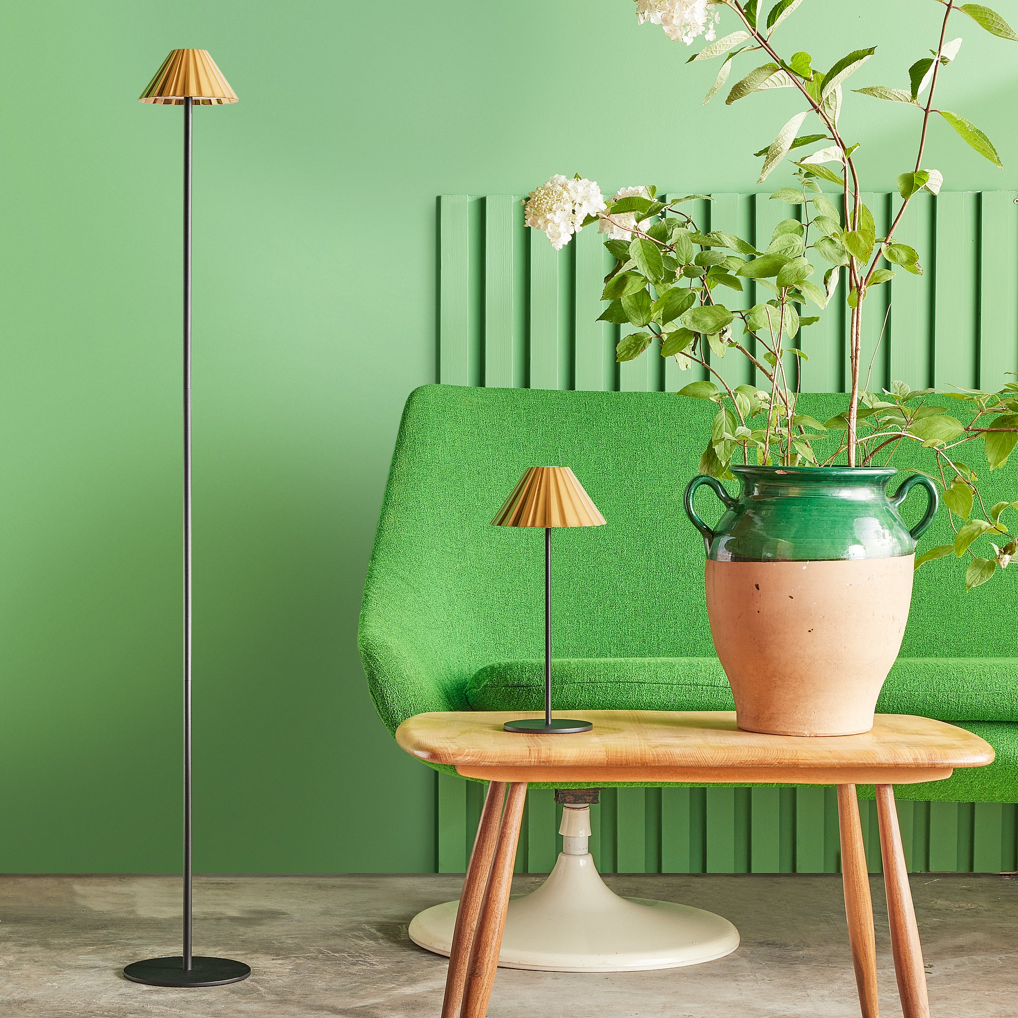 Twinky rechargeable floor lamp in black with a brass hood - Image 6