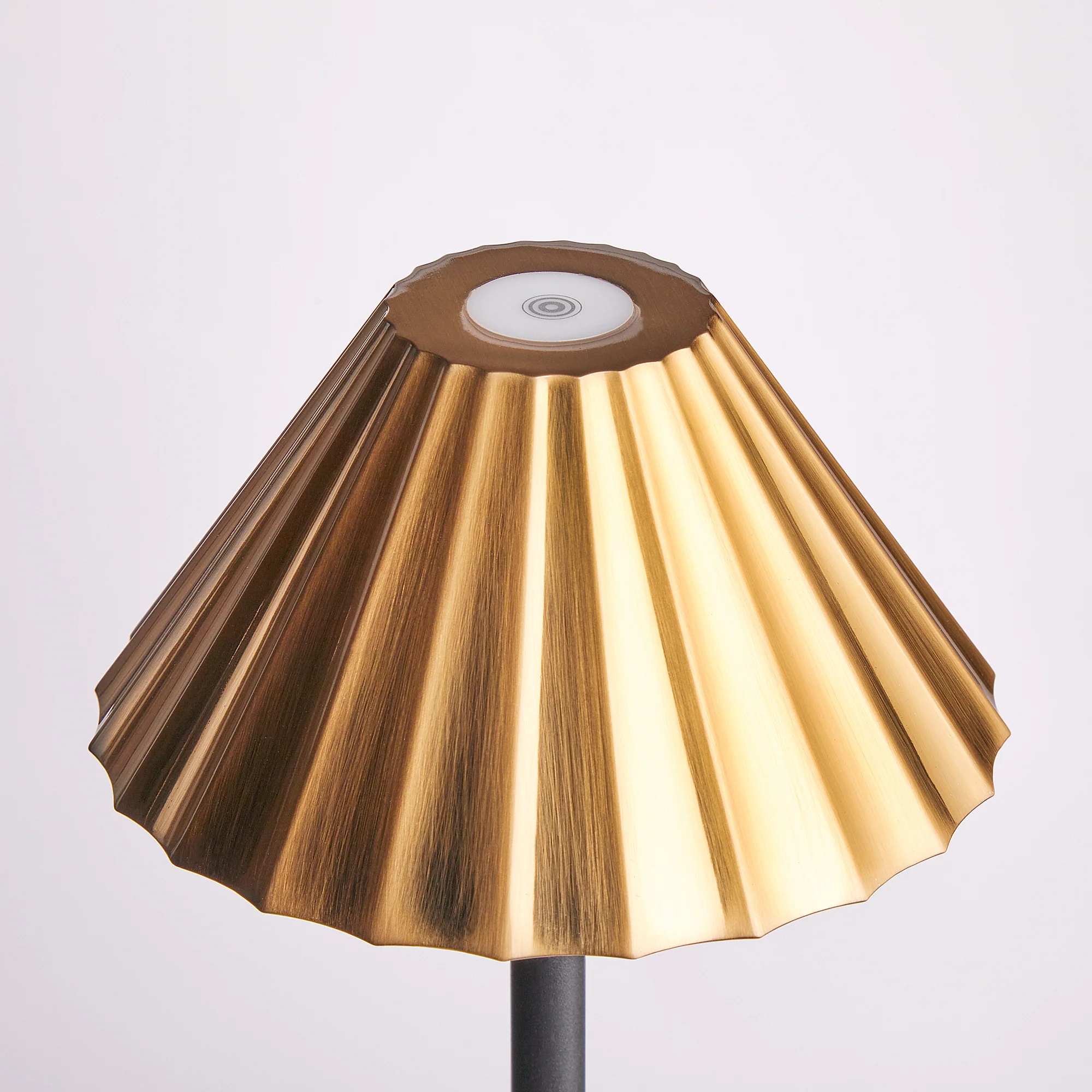 Twinky rechargeable floor lamp in black with a brass hood - Image 7