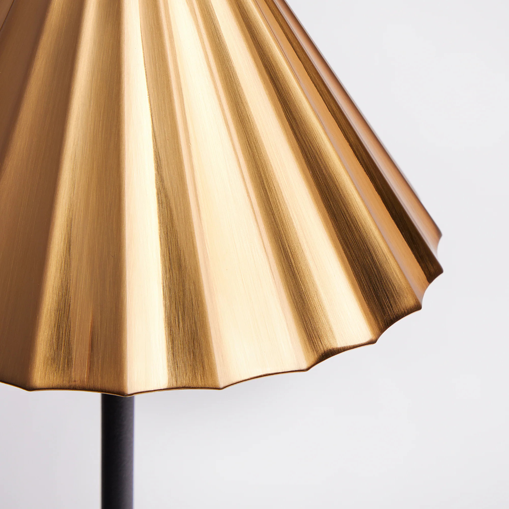 Twinky rechargeable table lamp in black with a brass hood - Image 11