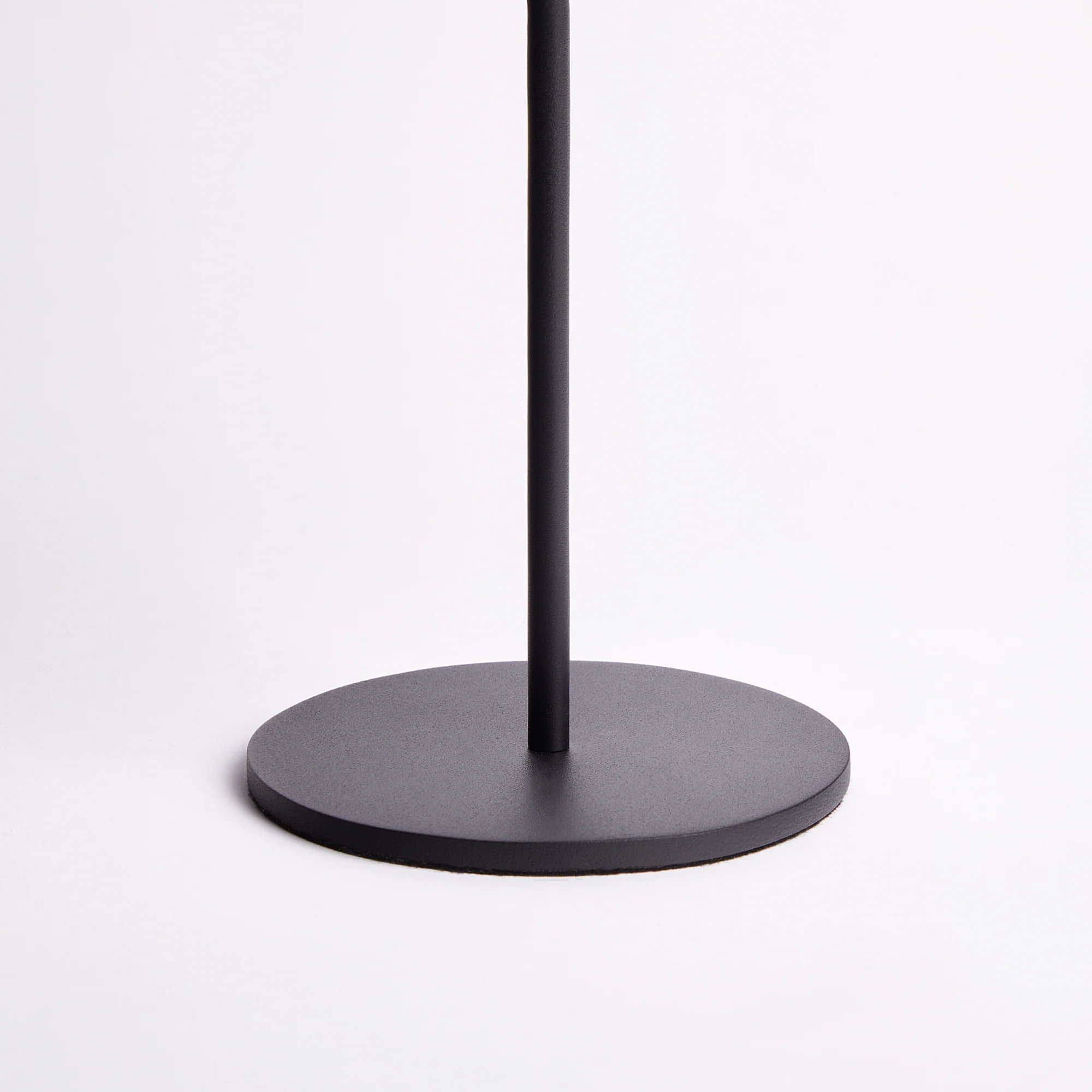 Twinky rechargeable table lamp in black with a brass hood - Image 3