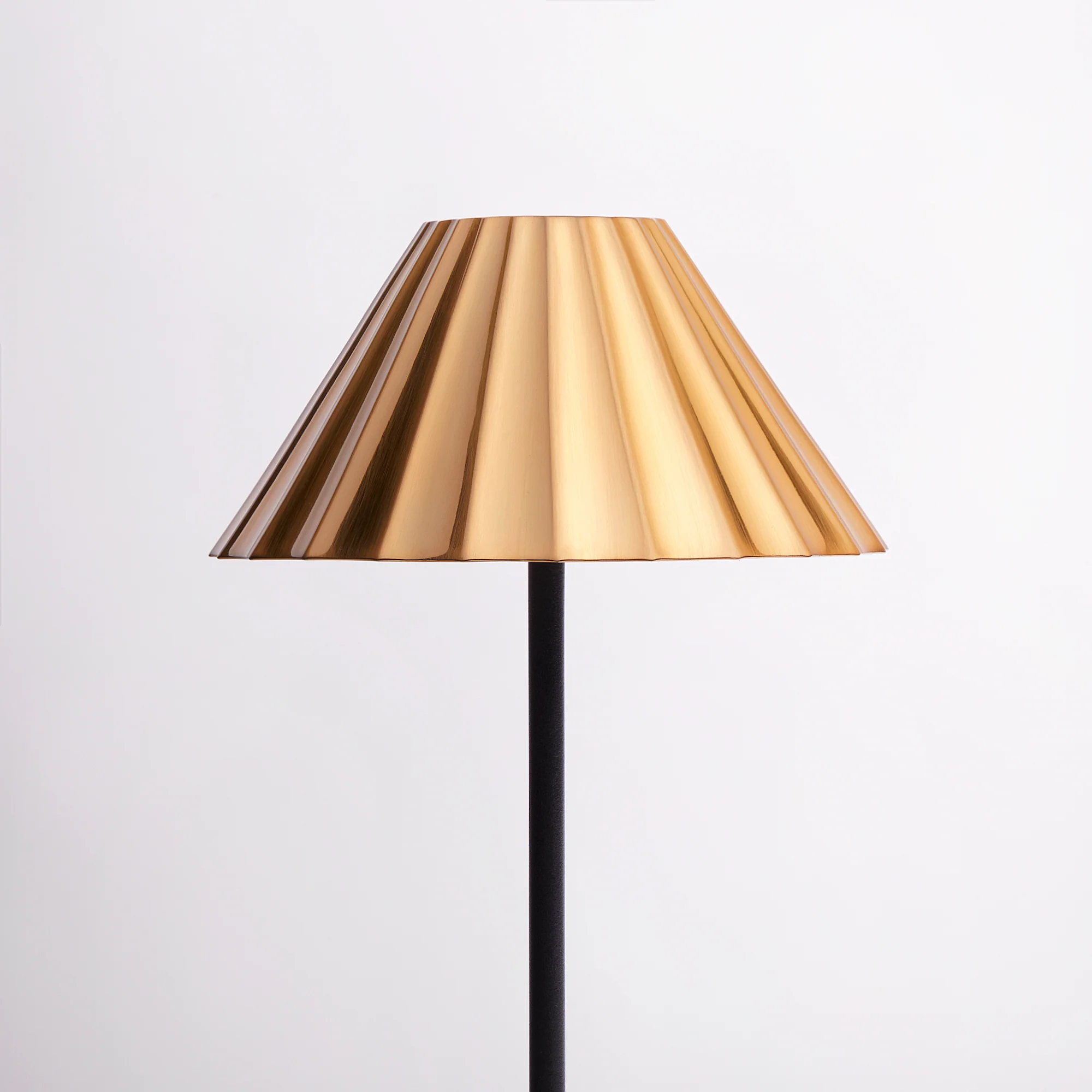 Twinky rechargeable table lamp in black with a brass hood - Image 4