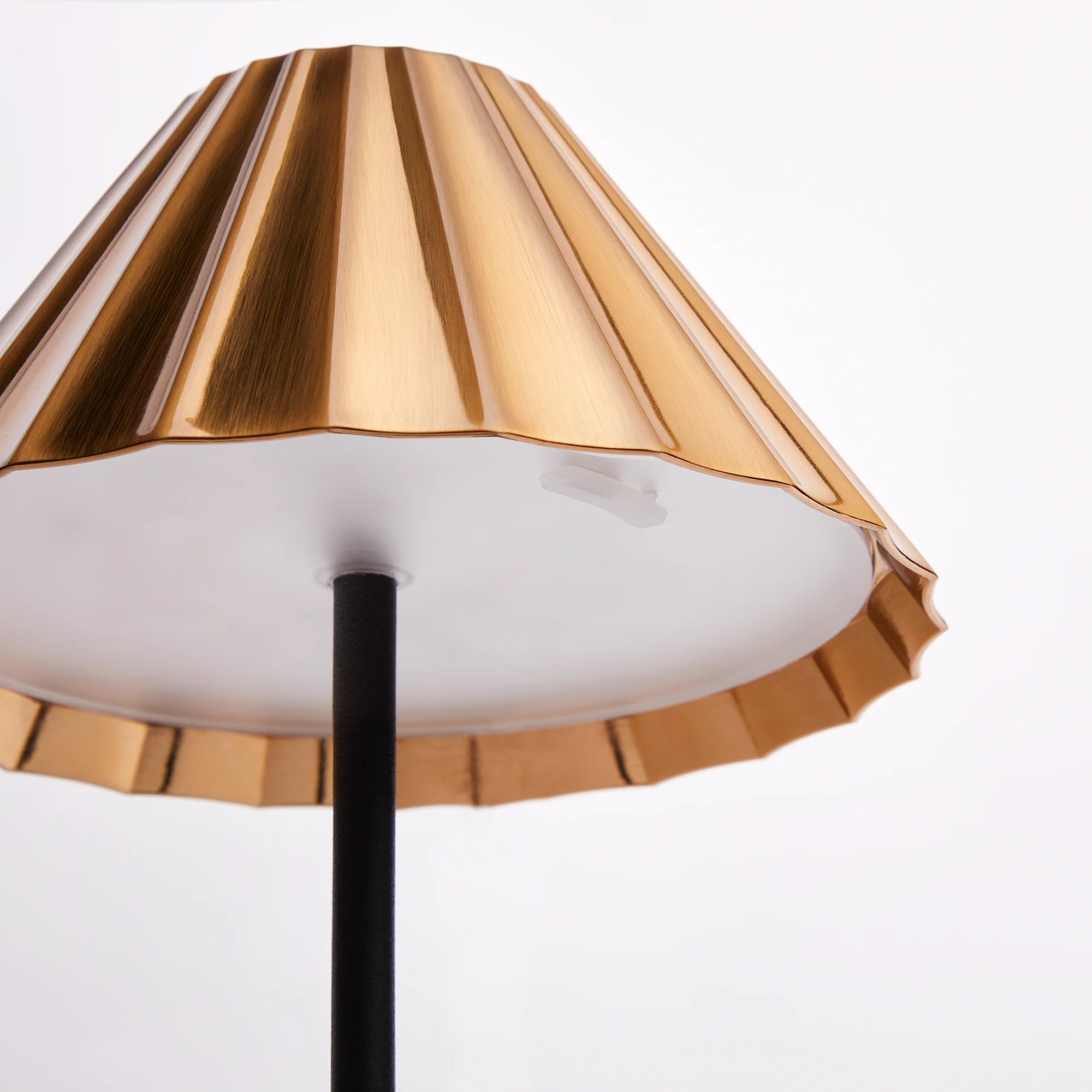 Twinky rechargeable table lamp in black with a brass hood - Image 8