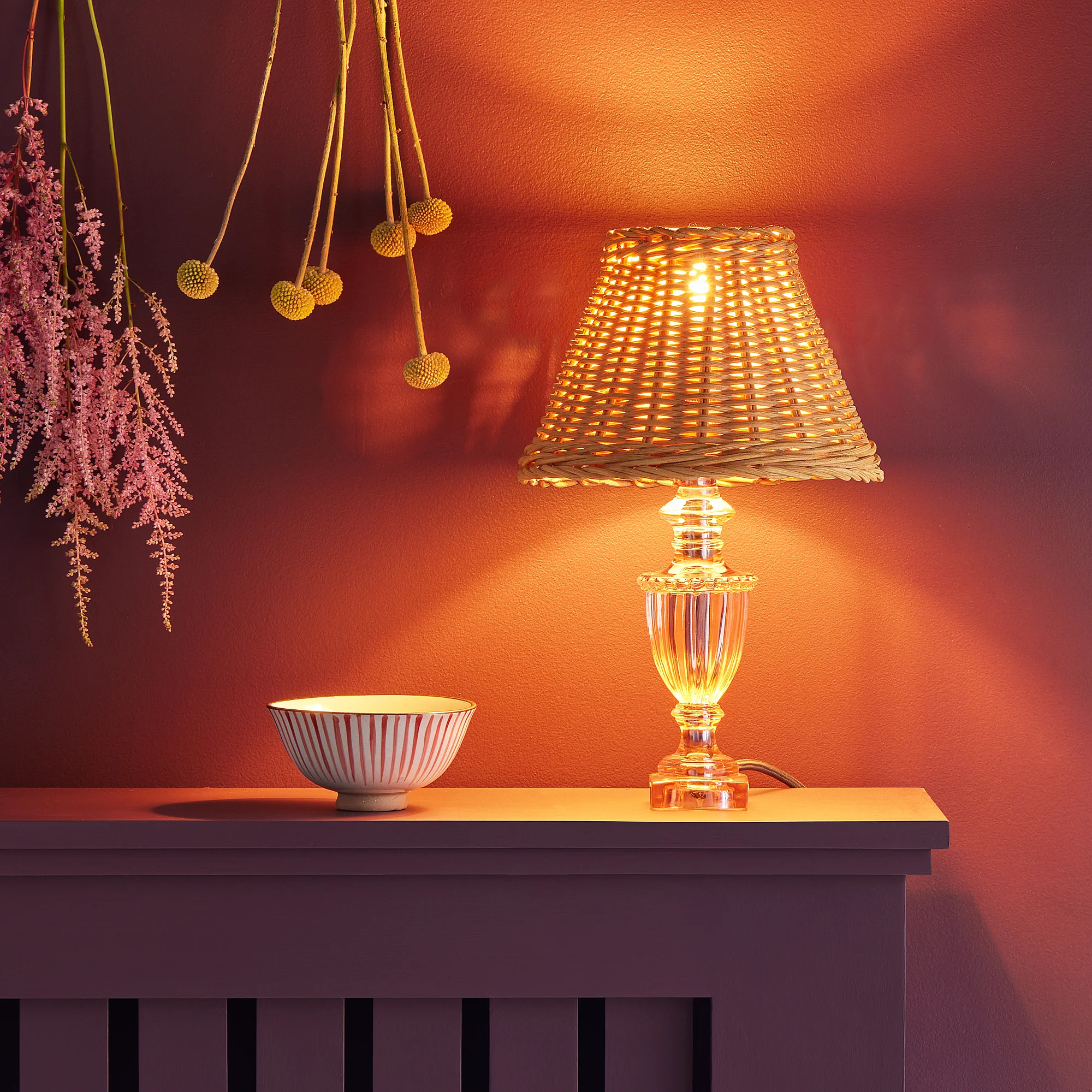 Urnie bedside lamp in blush pink resin - Image 2