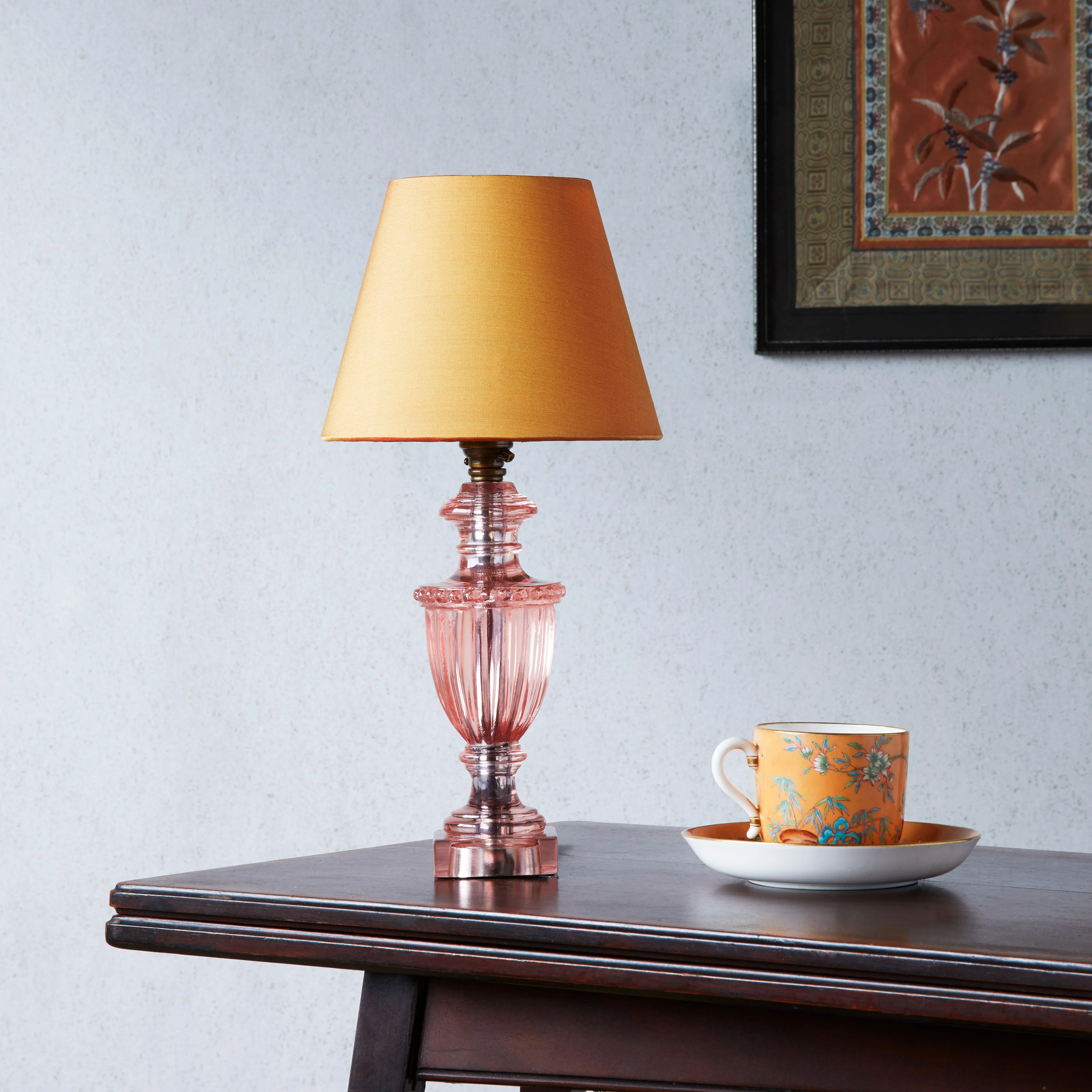 Urnie bedside lamp in blush pink resin - Image 8