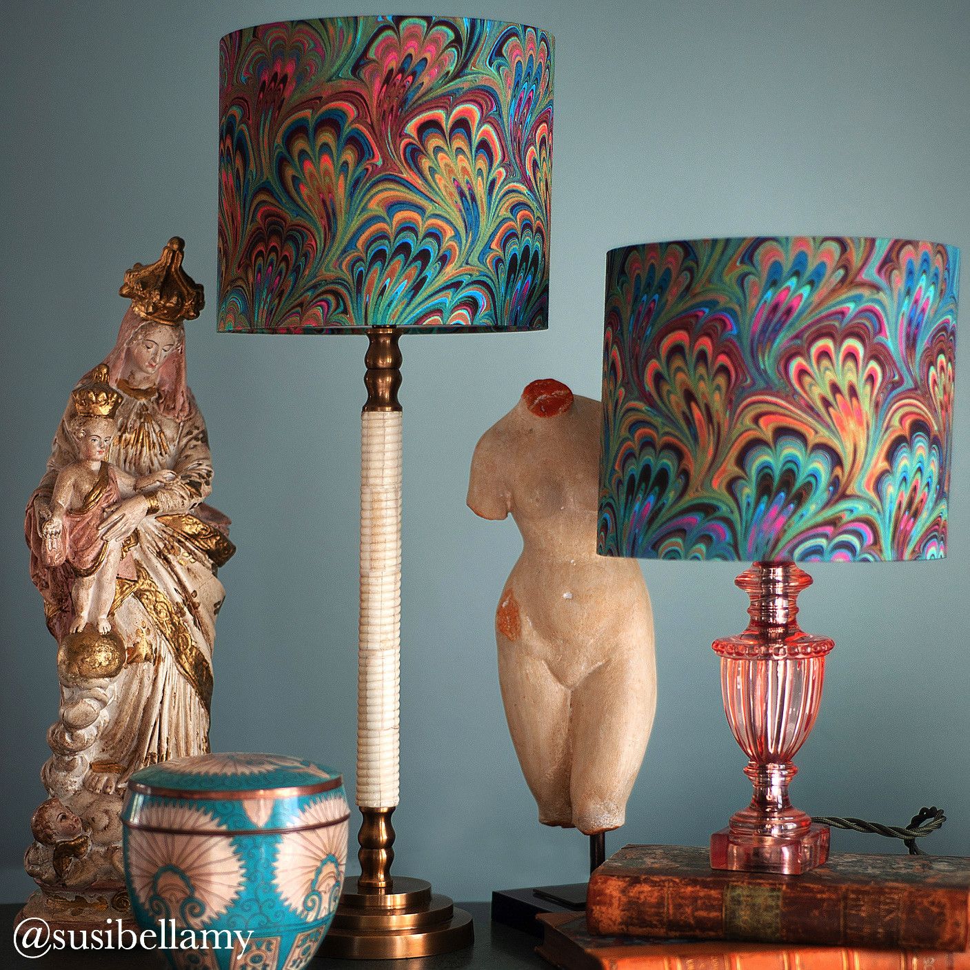 Urnie bedside lamp in blush pink resin - Image 9