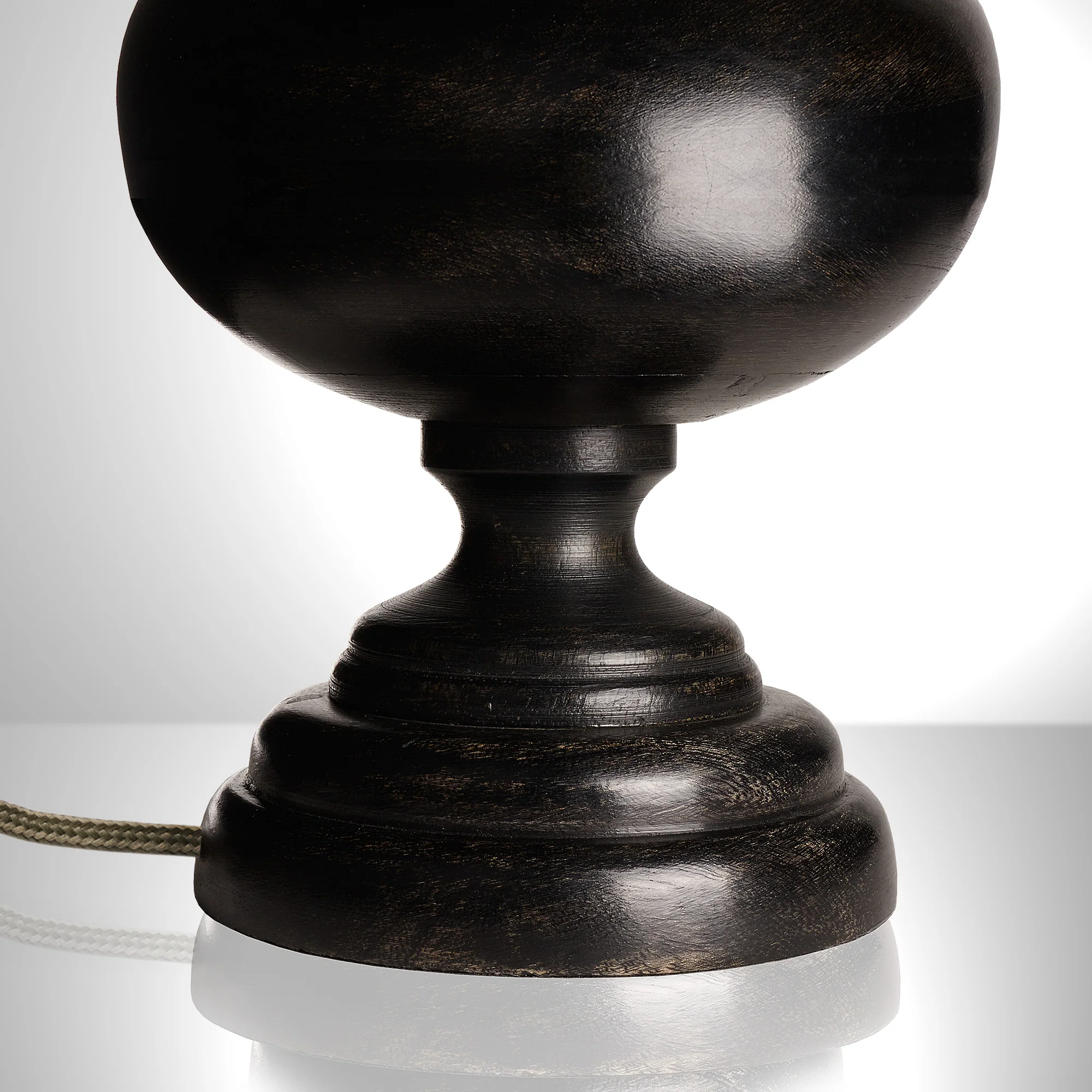Venus table lamp in wood with a silvery black finish - Image 3