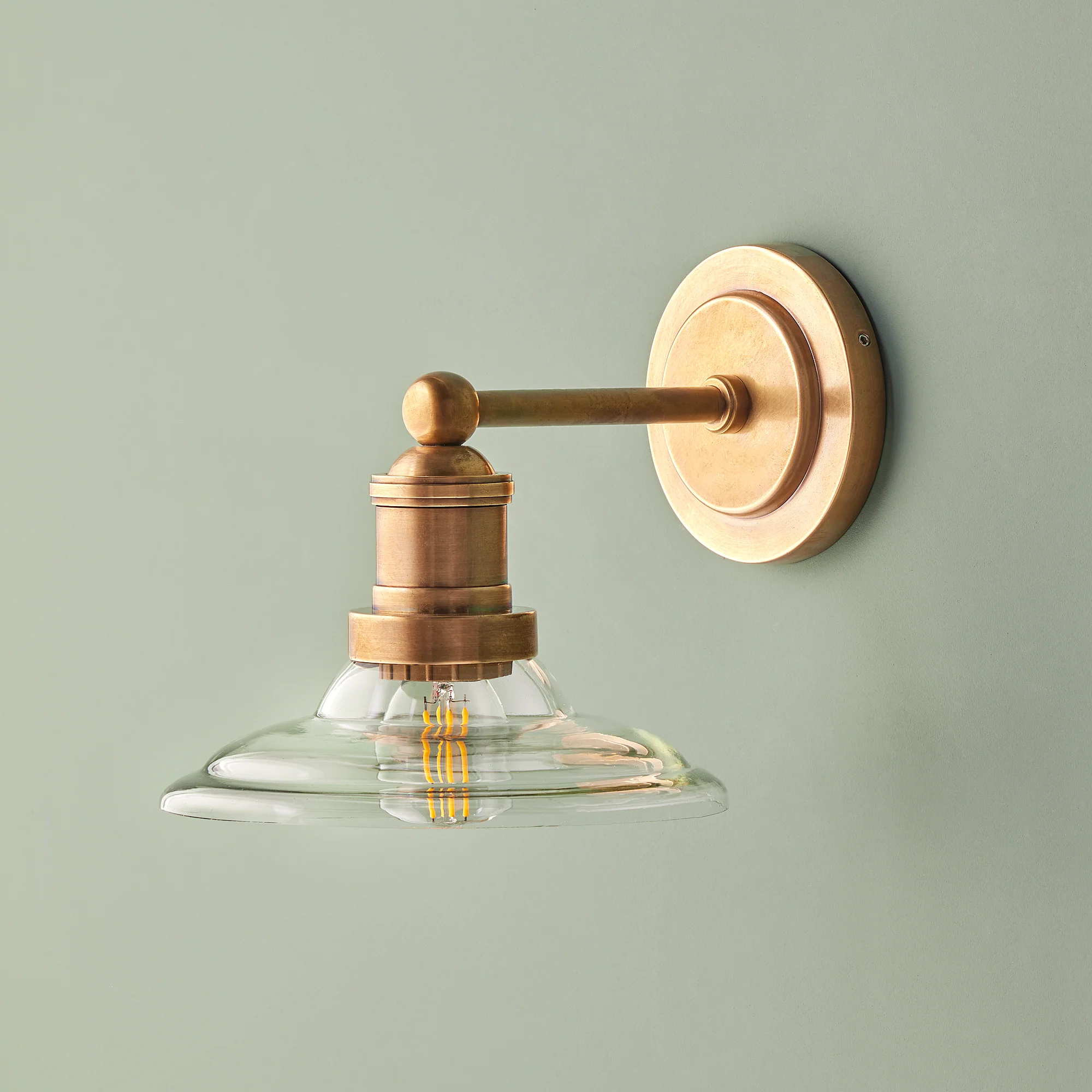 Vessalto wall light in brass and glass