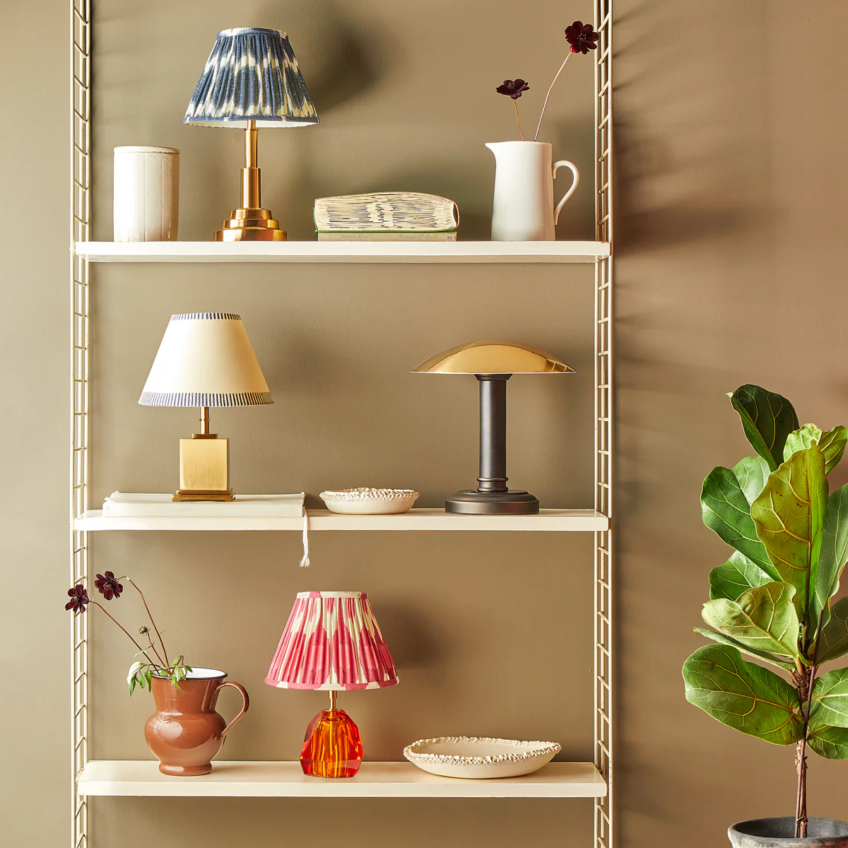 Walter rechargeable table lamp with an antiqued brass finish - Image 6