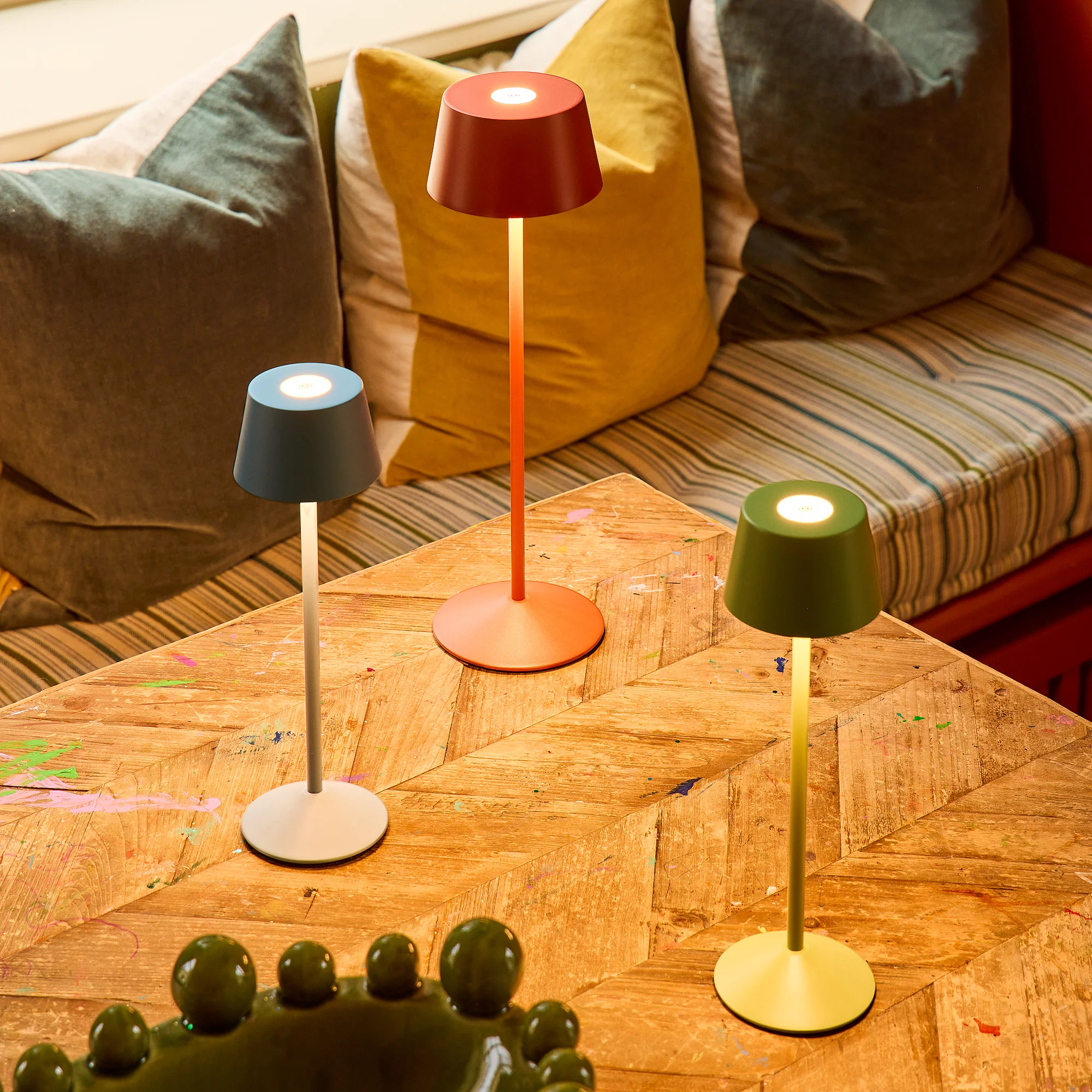Wee Scoon rechargeable table lamp in watercress - Image 4