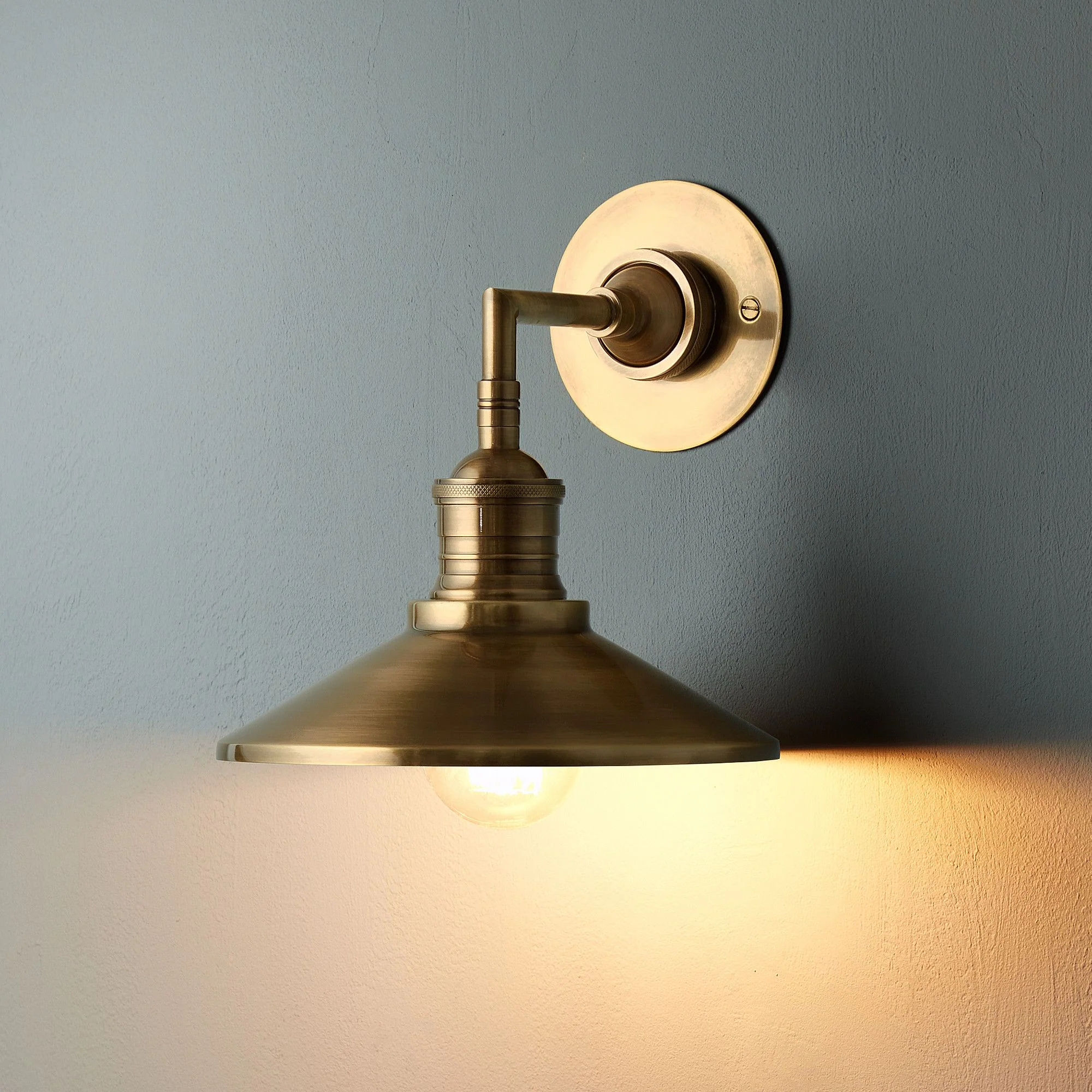 Whizzer wall light in antique brass - Image 3