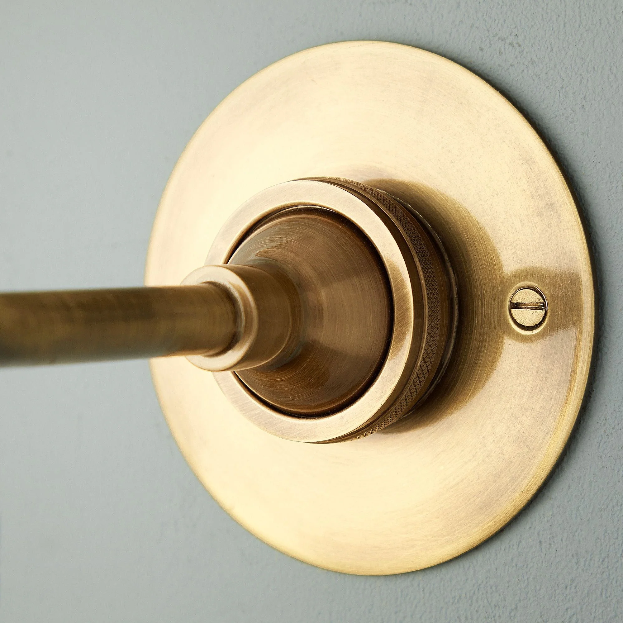 Whizzer wall light in antique brass - Image 4