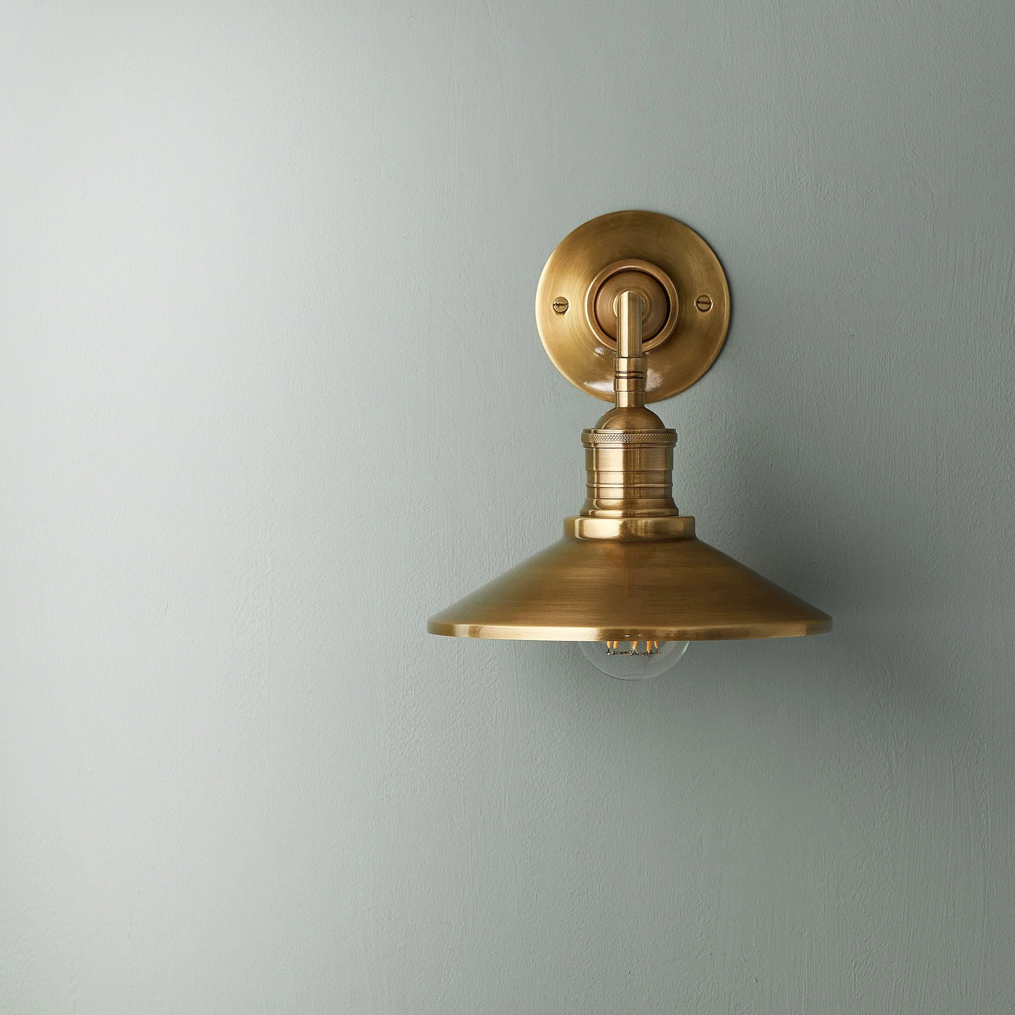Whizzer wall light in antique brass - Image 5