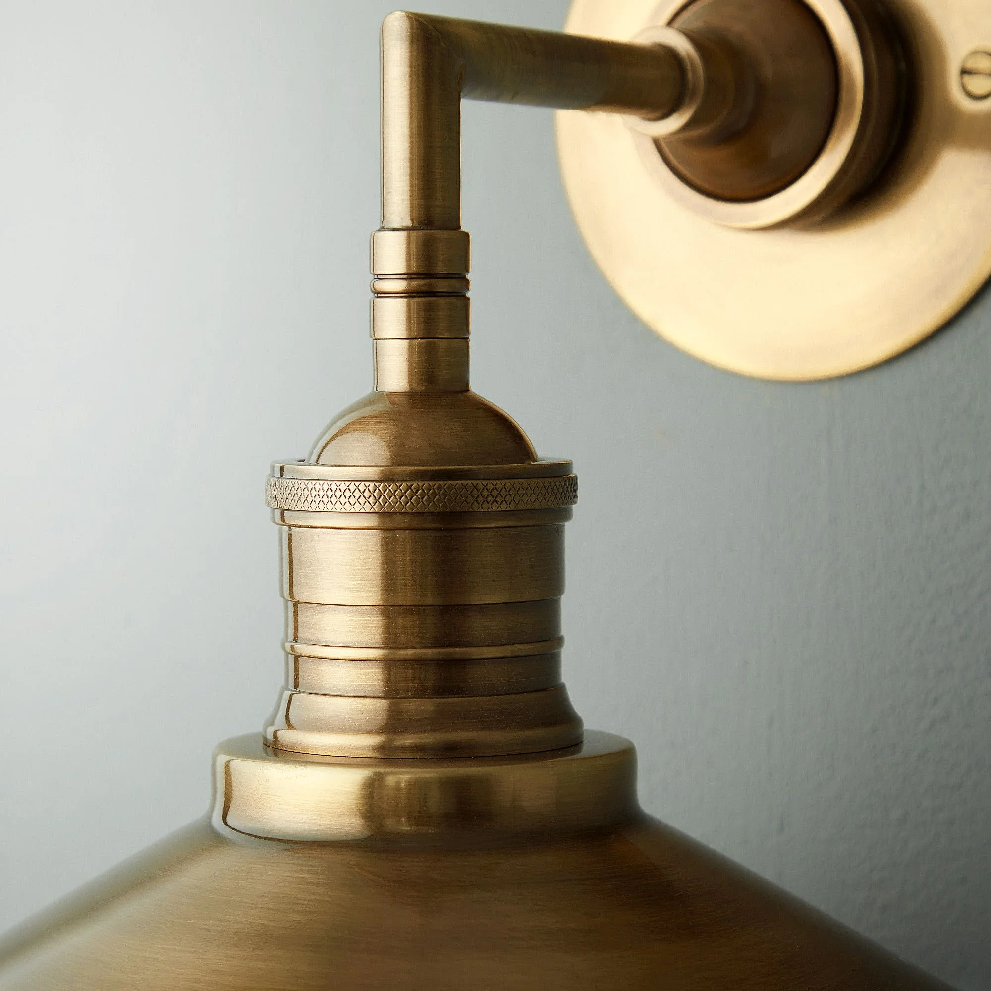 Whizzer wall light in antique brass - Image 6
