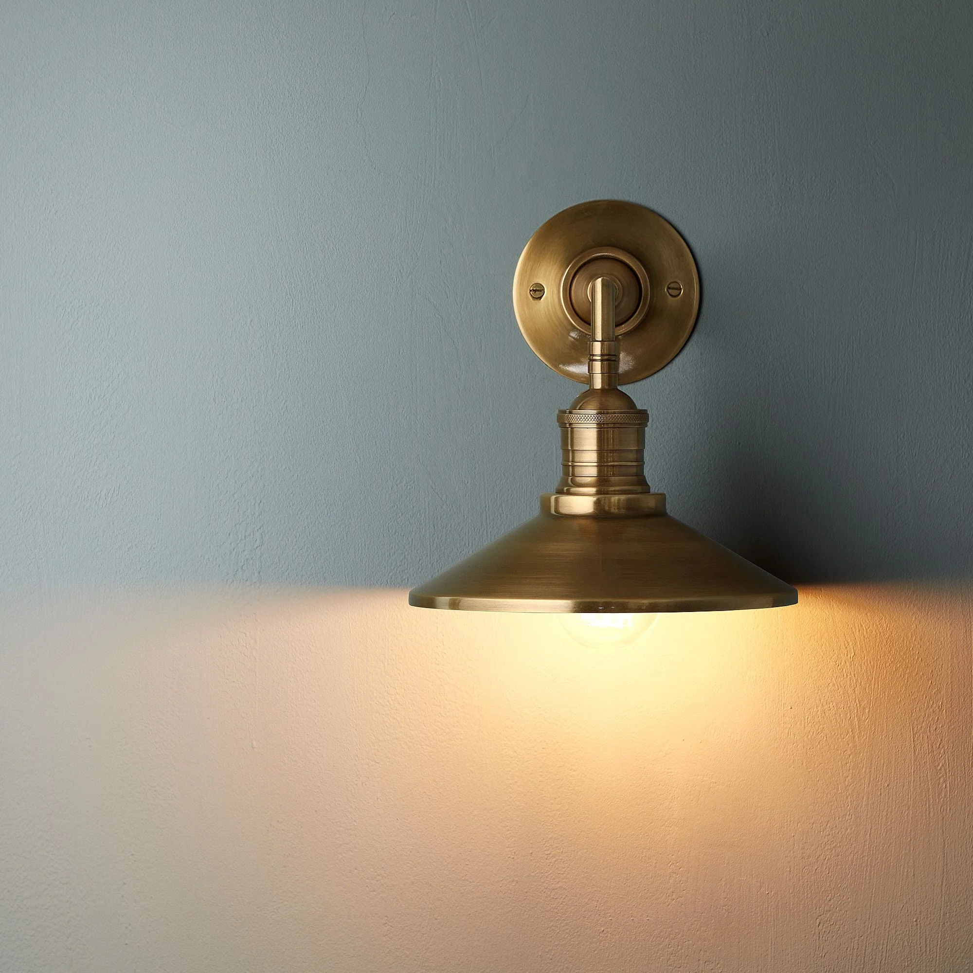Whizzer wall light in antique brass - Image 7
