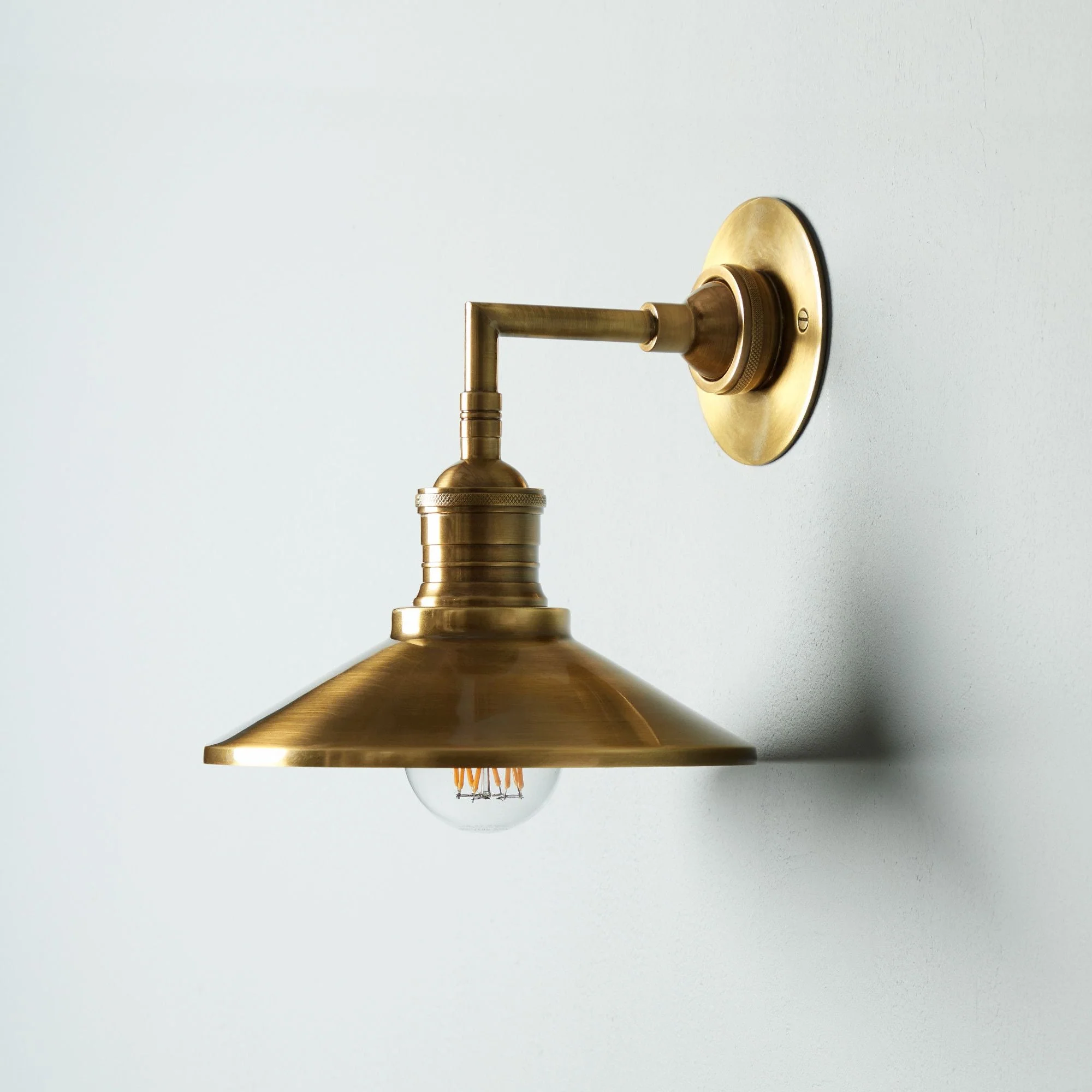 Whizzer wall light in antique brass - Image 9