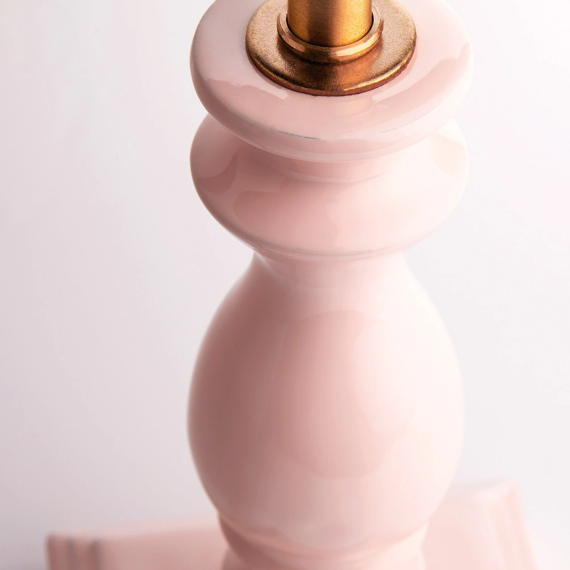 Wilma table lamp in pale pink - Image 5