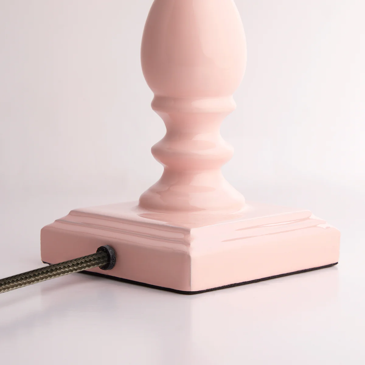 Wilma table lamp in pale pink - Image 7